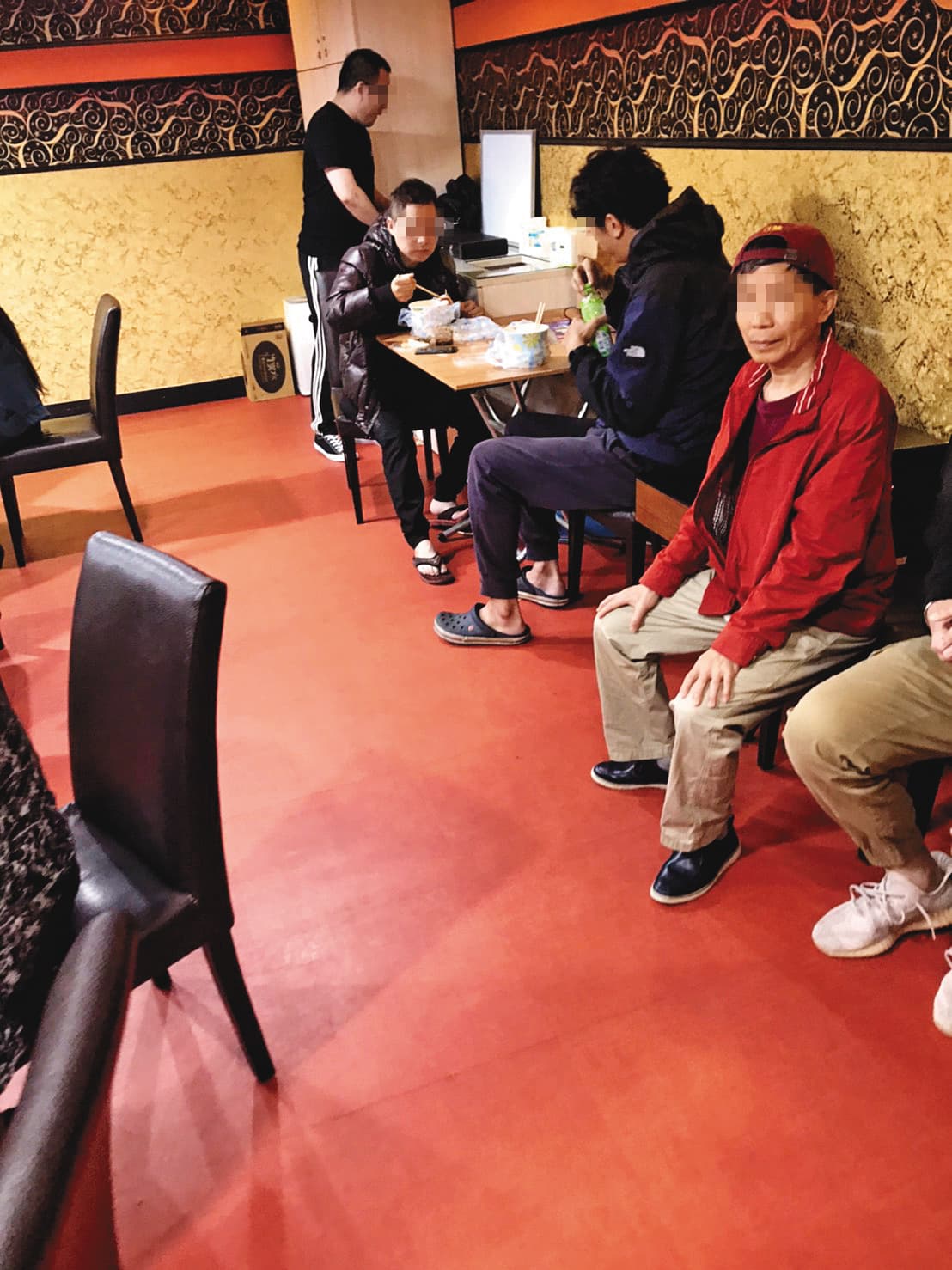 德州撲克玩法簡單、輸贏大,吸引不少賭客參與聚賭。沒上場的賭客,還可在場邊休息、用餐。(讀者提供)