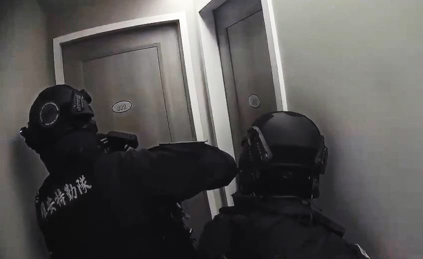 警方動員荷槍實彈的特勤隊員掃蕩賭場及選舉賭盤,展現執法決心。(刑事局提供)