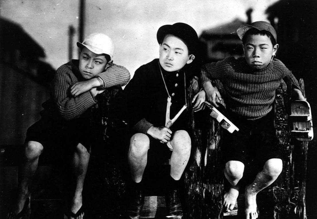 童星出身的日本已逝演員青木富夫(右一)小時候演出小津安二郎的默片,圖為1932年的《我出生了,但...》。(翻攝自ja.wikipedia.org)