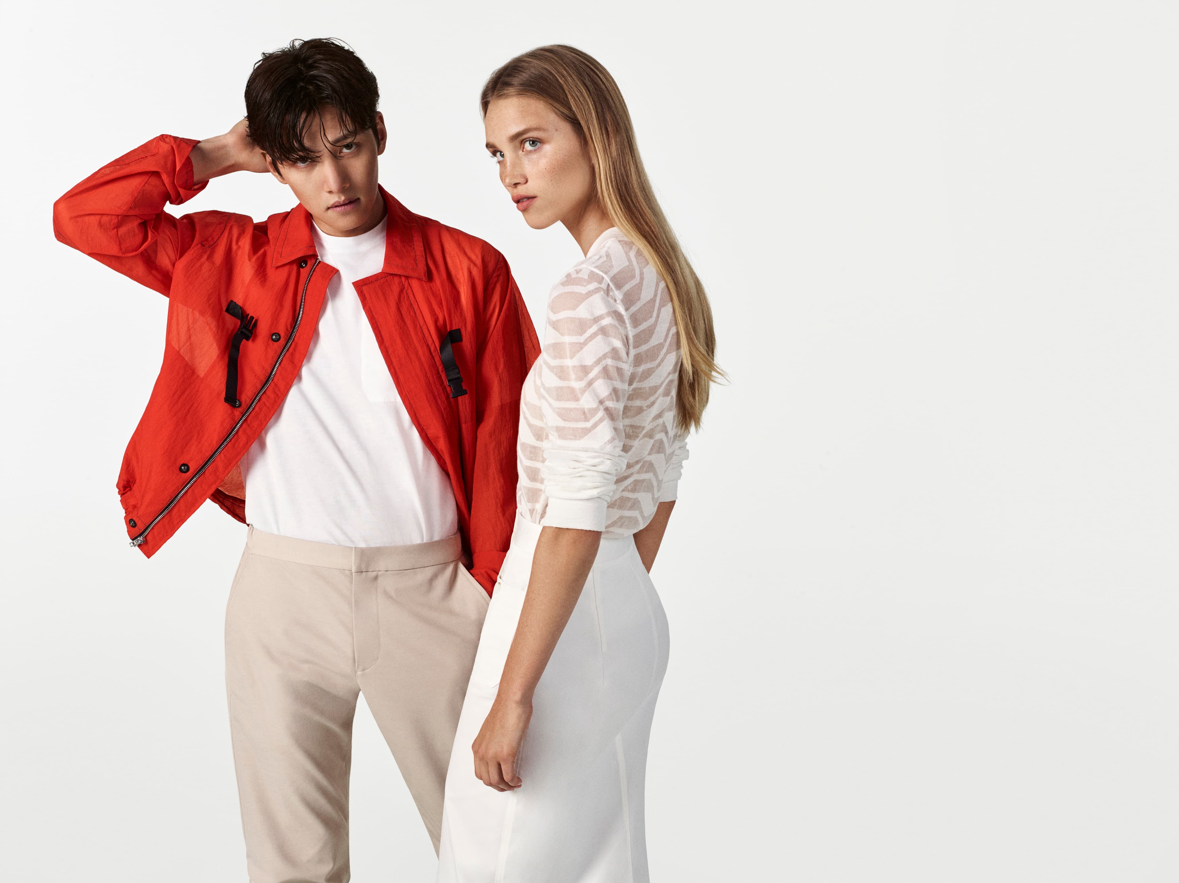 池昌旭與女模拍攝的CK CALVIN KLEIN 2020春夏形象廣告,他身著橘色透視尼龍夾克NT$18,990、白色T-Shirt NT$4,990、卡其色側條紋長褲NT$9,990。(CLUB 21提供)