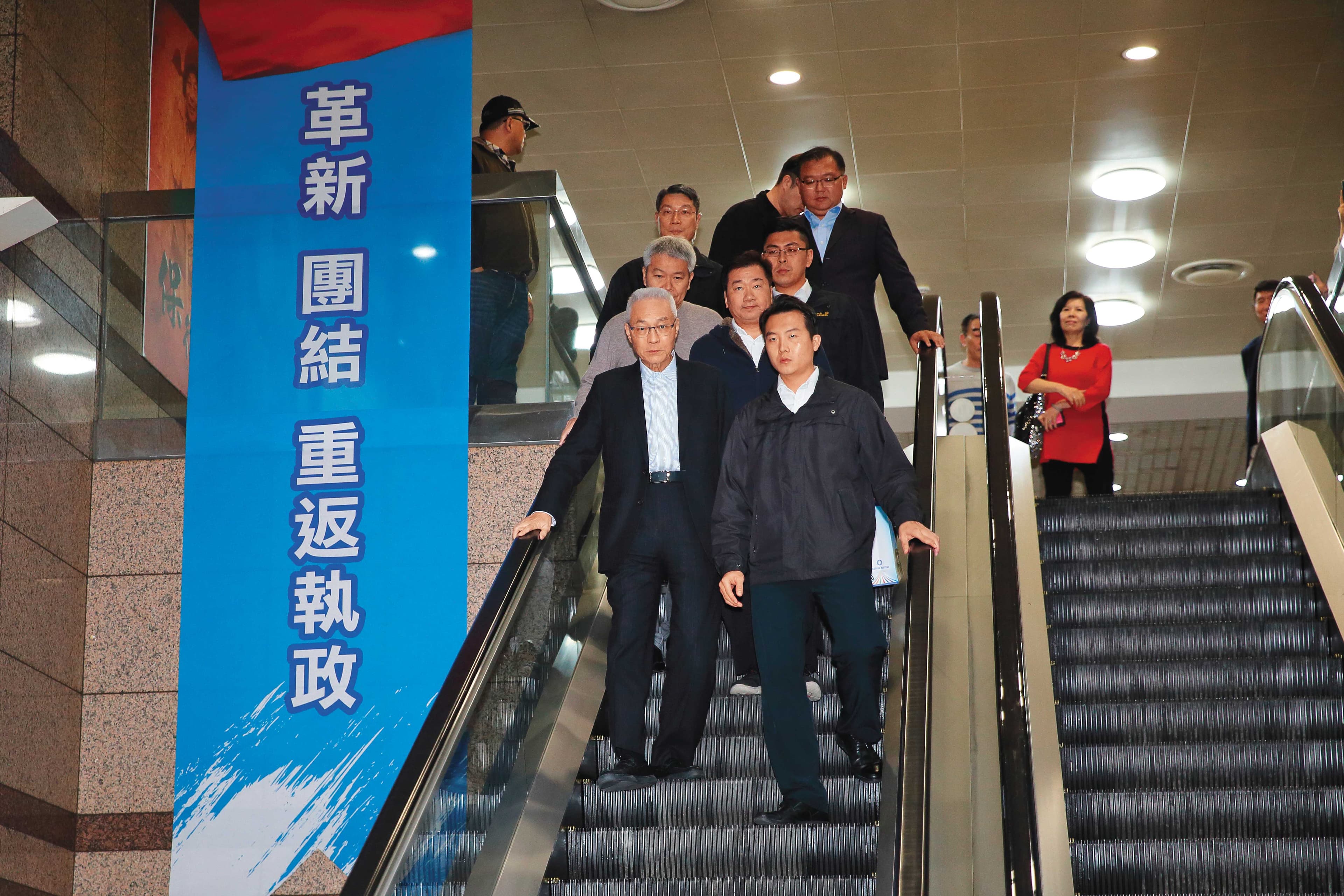 國民黨總統及立委選舉雙敗，黨主席吳敦義下台負責，藍營進入群龍無首的空窗狀態。