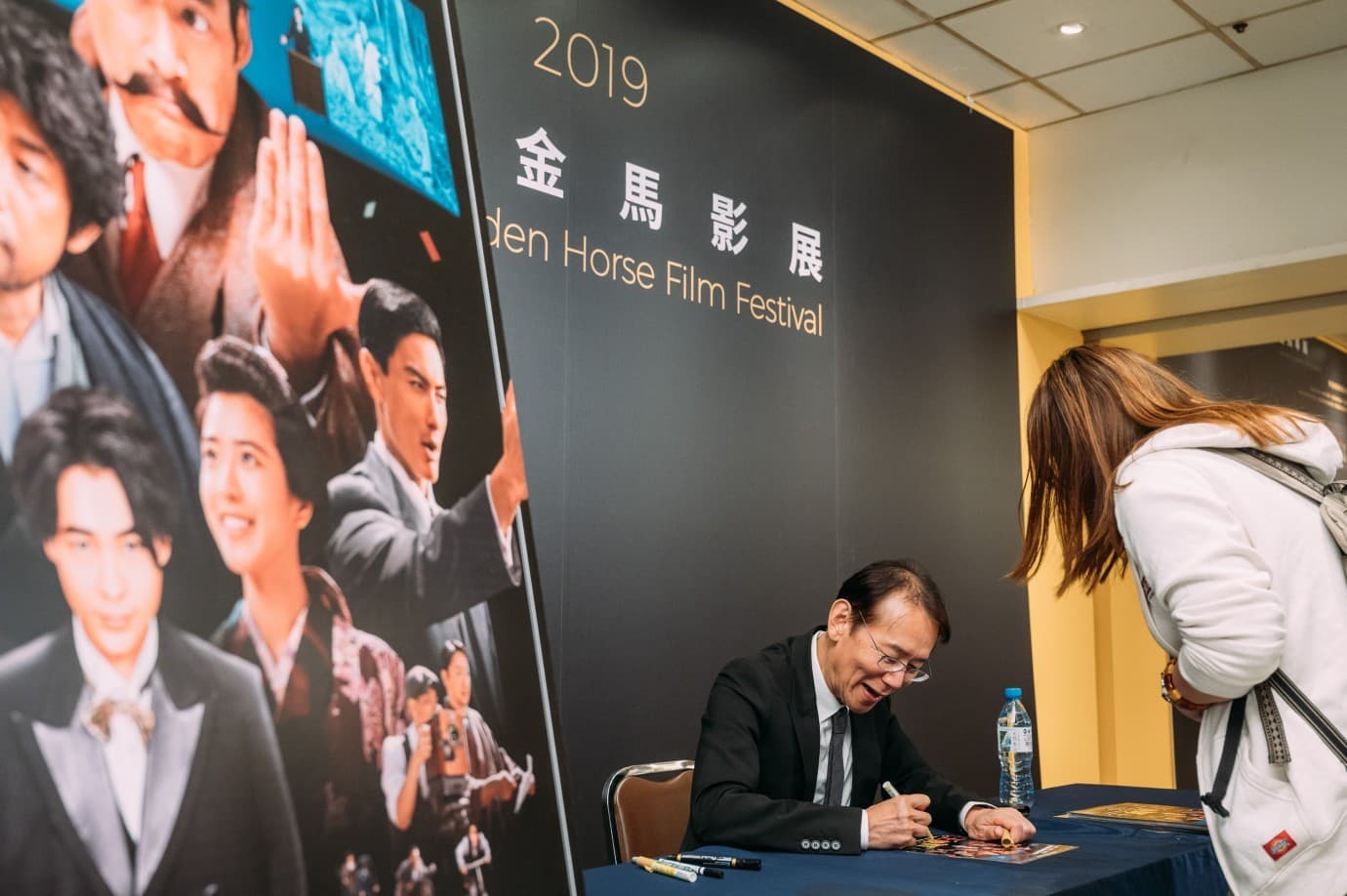 周防正行(左)日前出席金馬影展相關活動,並與粉絲相見歡。(金馬執委會提供)