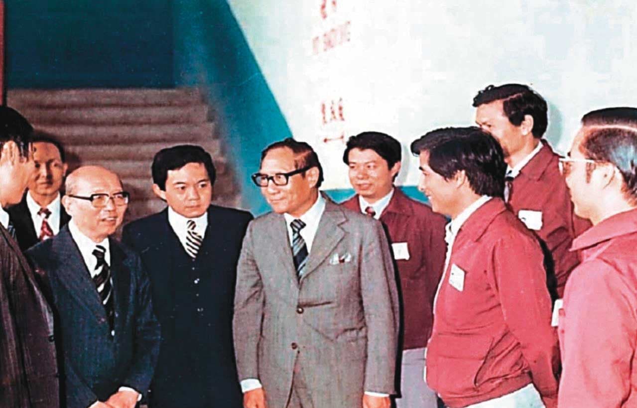 遠百由徐有庠(灰色西裝)創立,早期徐旭東(前排左三)也都在一旁協助公司發展。(遠百提供)