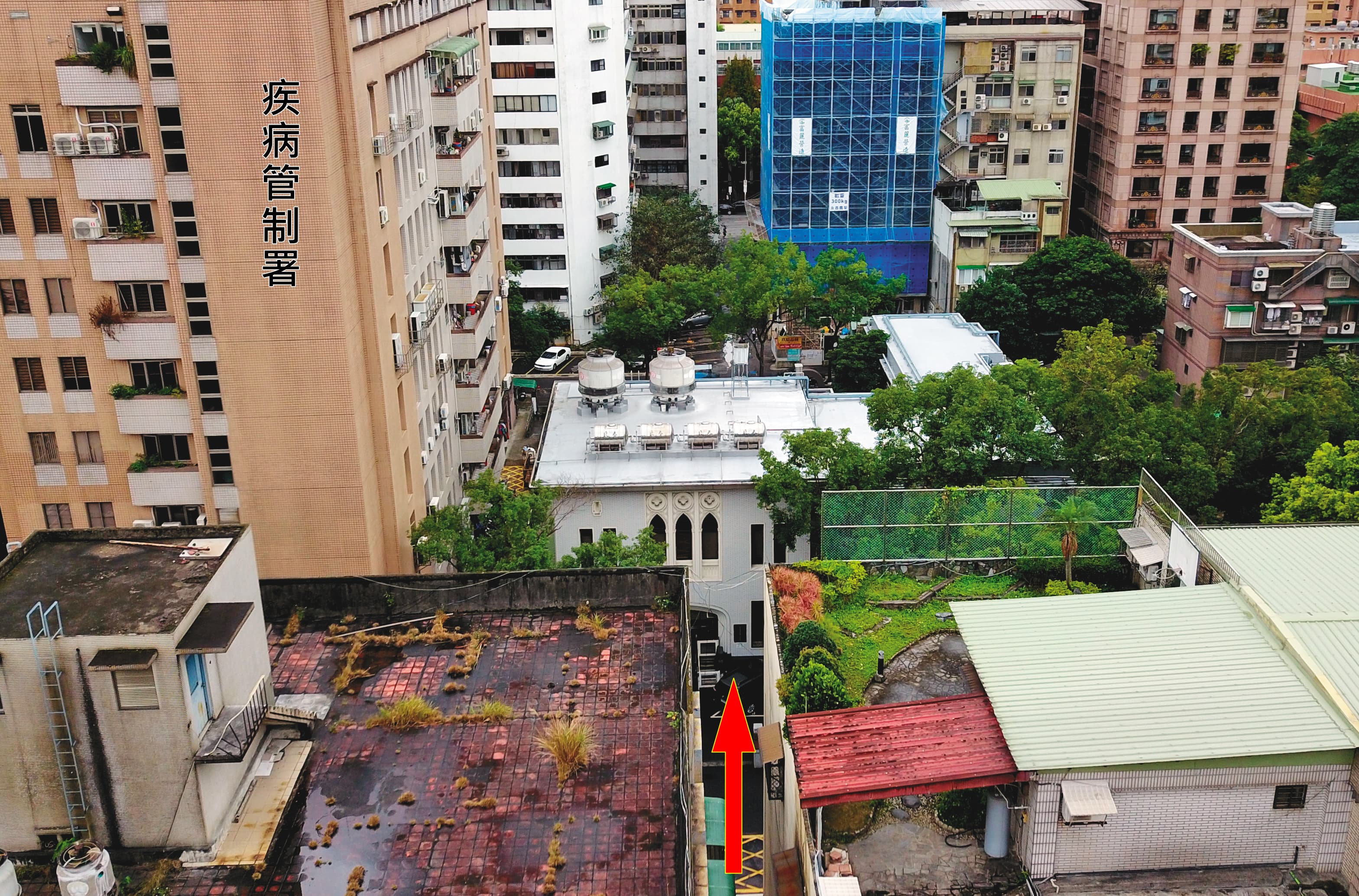 蔡上機指青島二館大門正對前方2棟大樓的夾縫(箭頭處),形成「天斬煞」。
