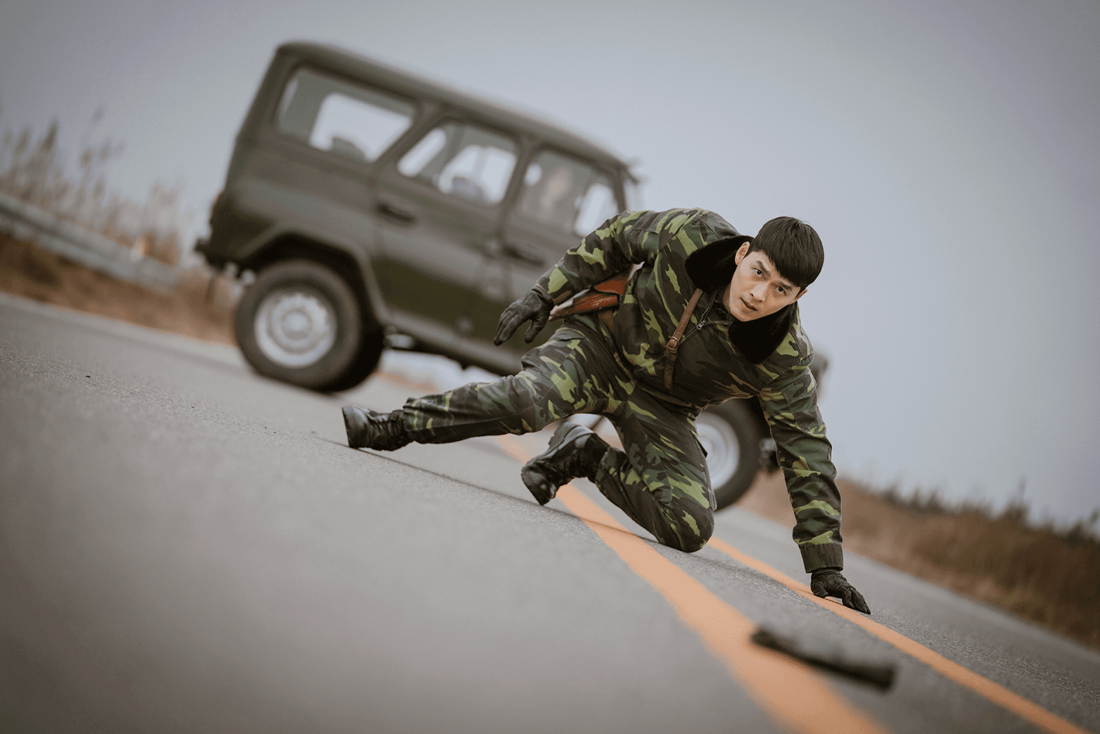 玄彬在《愛的迫降》飾演北韓軍人,在劇中英勇護花帥出新高度。(Netflix提供)