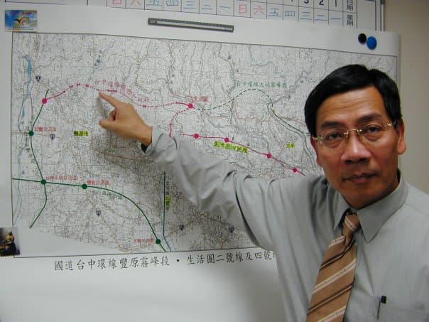 第7屆立委簡肇棟曾撞死人且肇事逃逸,事後他開記者會宣布辭去立委職務。(翻攝自簡肇棟臉書)