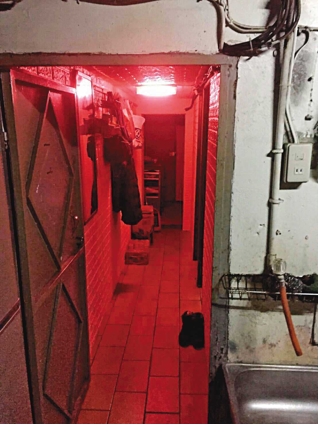 台南市東豐路的私娼寮位於違建鐵皮屋中,內部昏暗簡陋。(翻攝畫面)