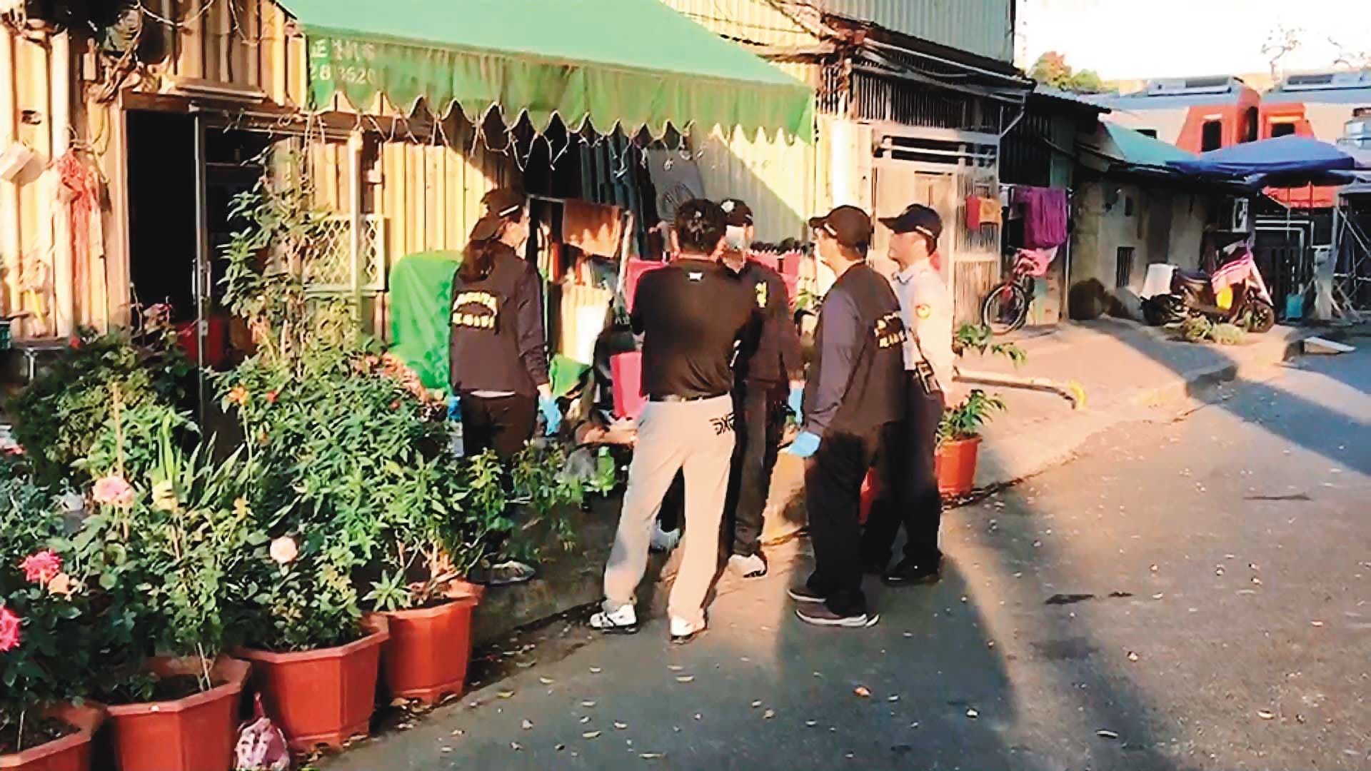 陳智賢行凶後報警自首,轄區員警趕到現場調查。(東森新聞提供)