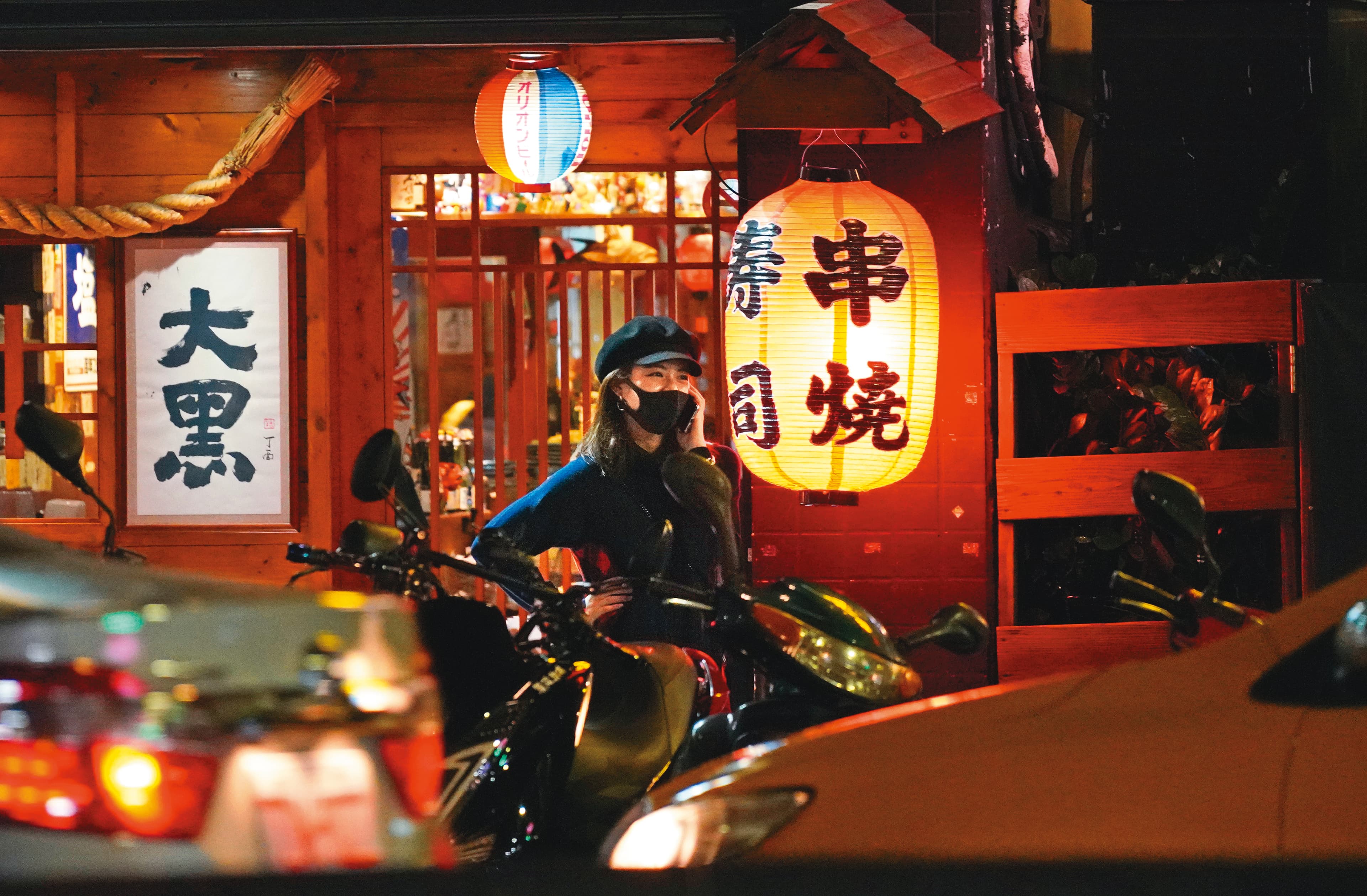 1/5 23：35 宋芸樺站在居酒屋前講電話，不知對方說了什麼，但逗得宋芸樺不時笑吱吱。