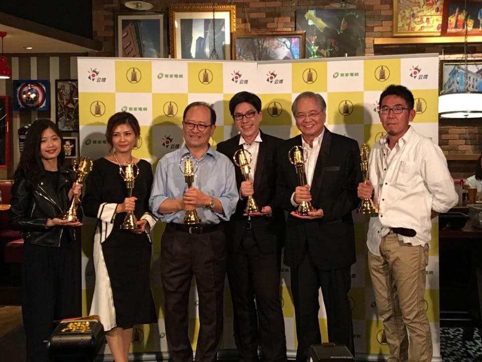 由陶傳正(右二起)、馬世芳共同主持、張硯田製作的《閃亮的年代Yesterday once more》,於2018年拿下金鐘獎綜藝節目獎。(翻攝自閃亮的年代臉書)
