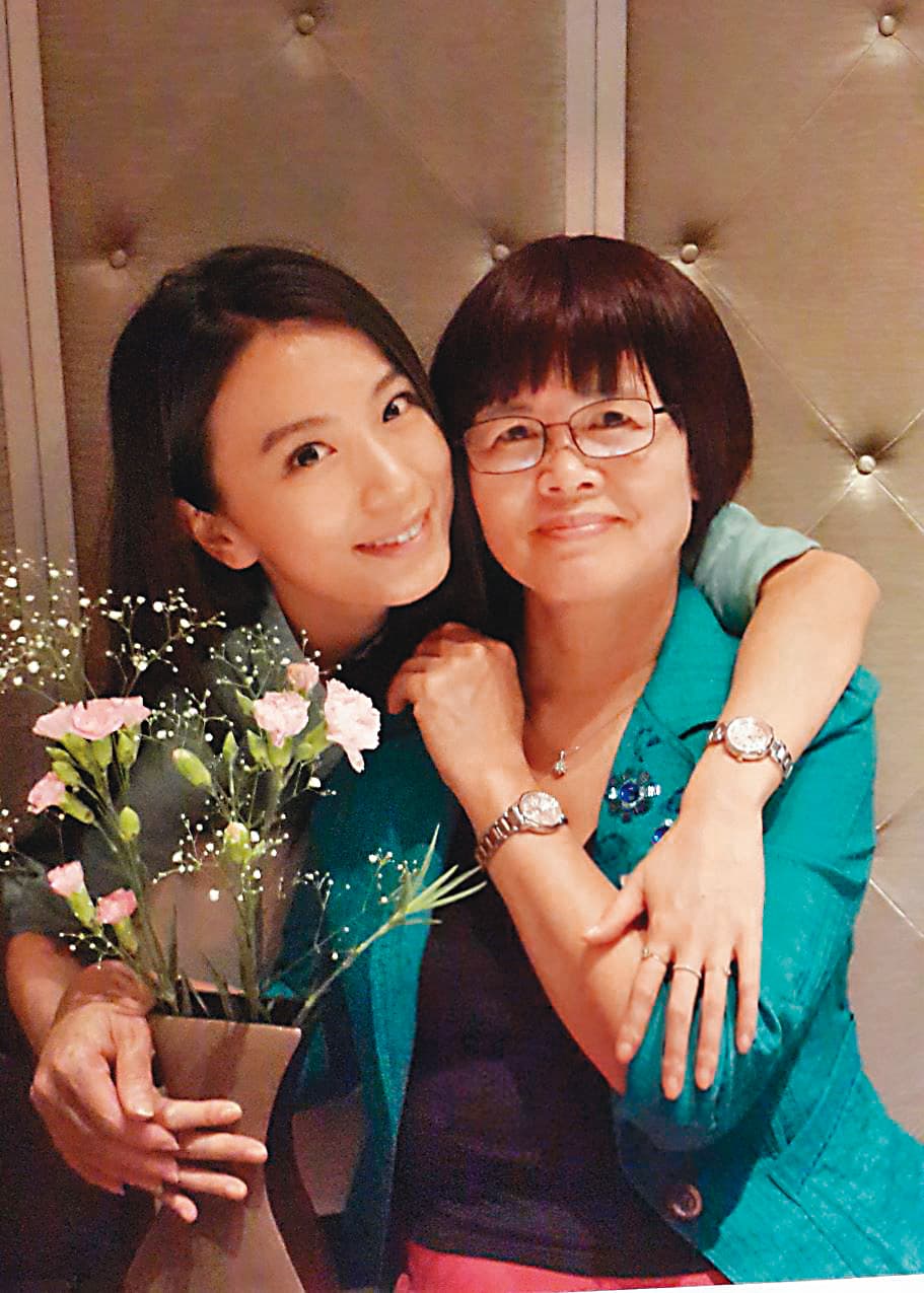 田馥甄與媽媽（右）感情好，田媽媽對女兒的感情抱持隨緣的心態，完全不逼婚。（翻攝自田馥甄臉書）
