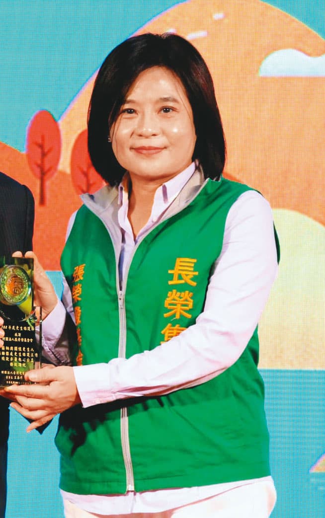 張榮發基金會控有長榮國際公司28％股權，現任董事長鍾德美（圖）遭黑道恐嚇要求辭職，否則到她家放火。（翻攝張榮發基金會臉書）