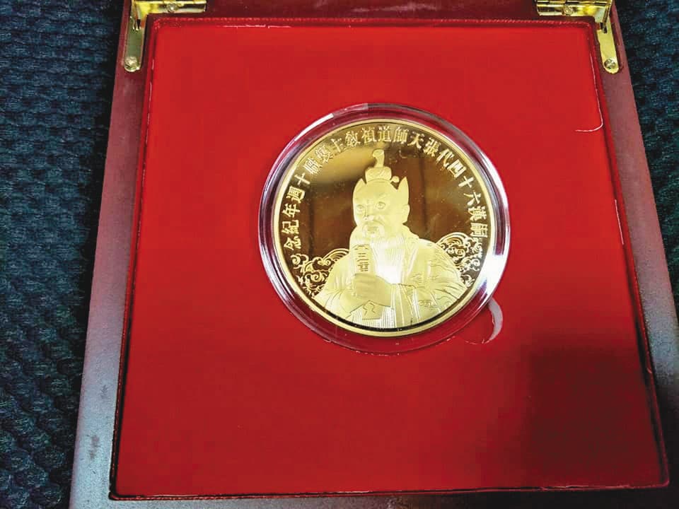 自稱64代天師的張道禎,去年底盛大舉辦襲位10週年法會,還發行紀念幣。