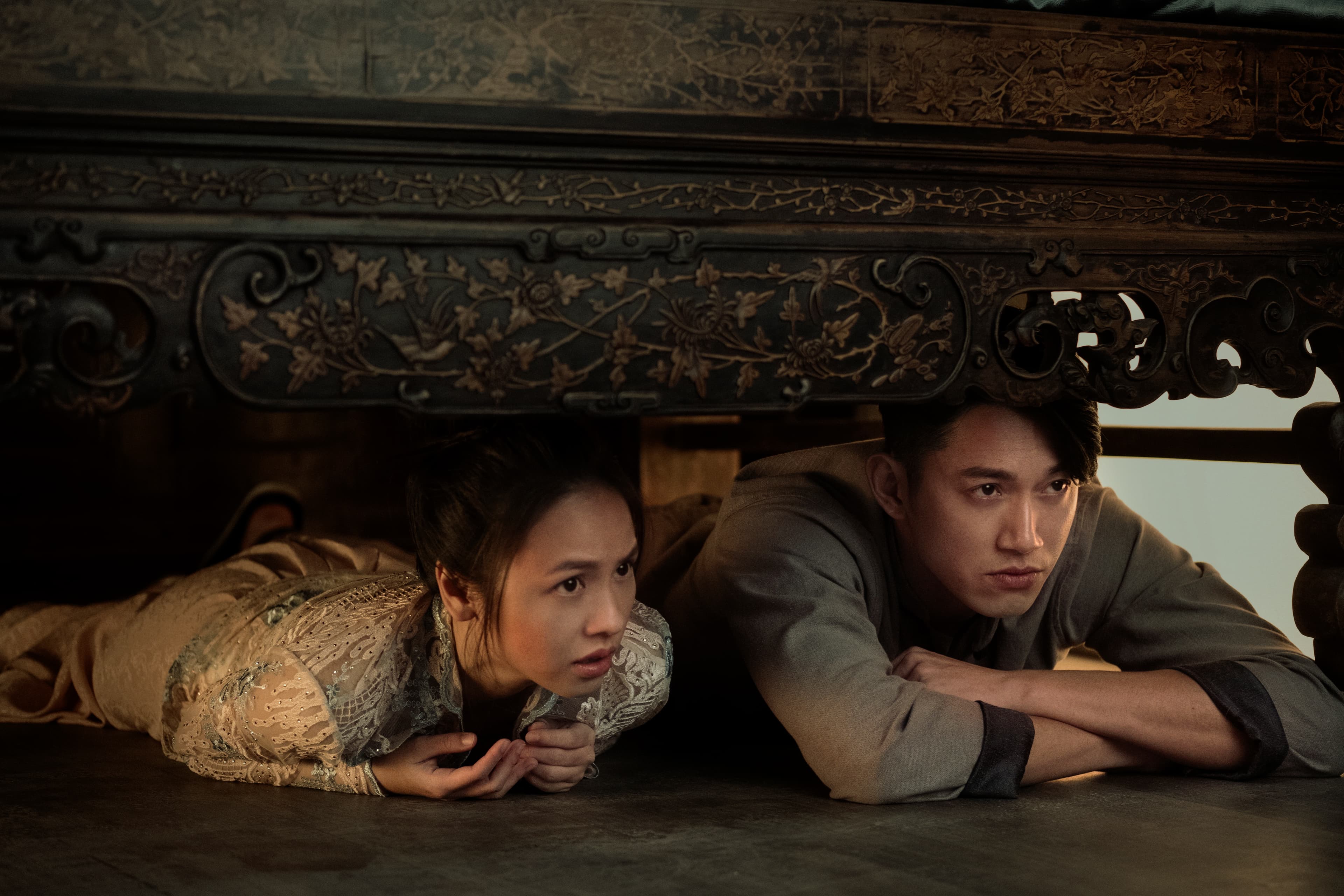 《彼岸之嫁》黃姵嘉扮演麗蘭,巧遇吳慷仁飾演的二郎,一起結伴要找出「冥婚」後頭的真相。(Netflix提供)