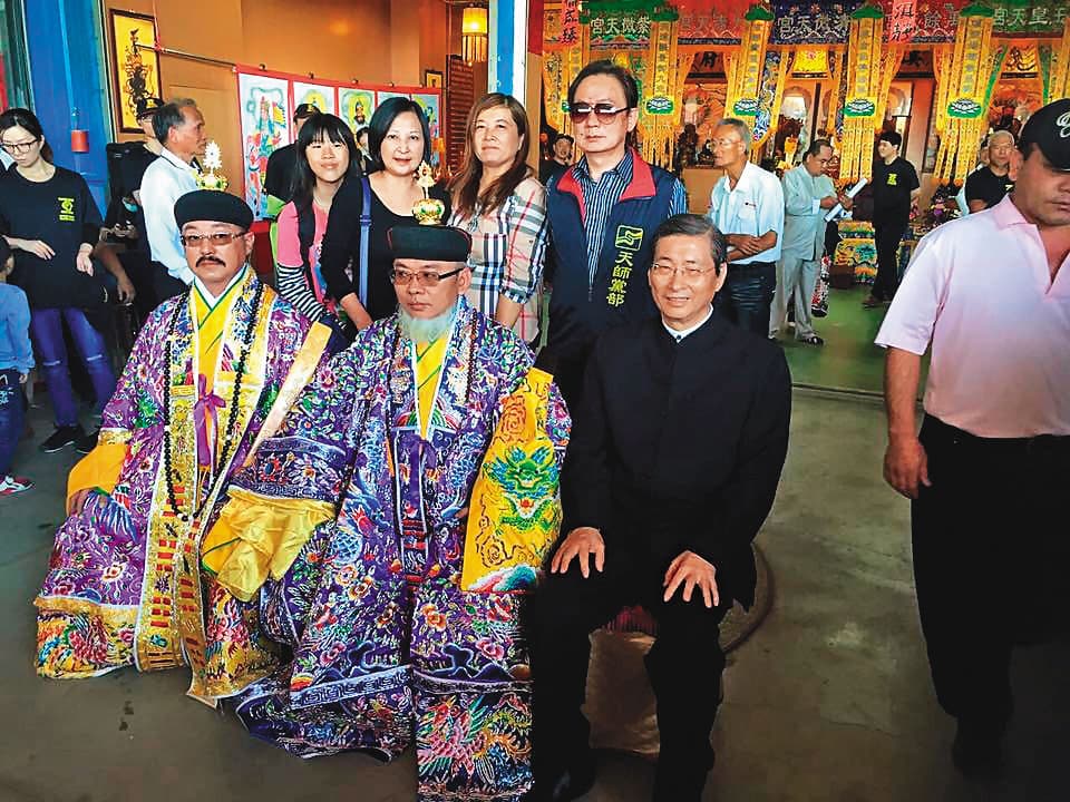 自稱65代天師的張捷翔(前左)與統促黨總裁張安樂(前右)交好,統促黨還特別為其成立「天師黨部」。(翻攝網路)