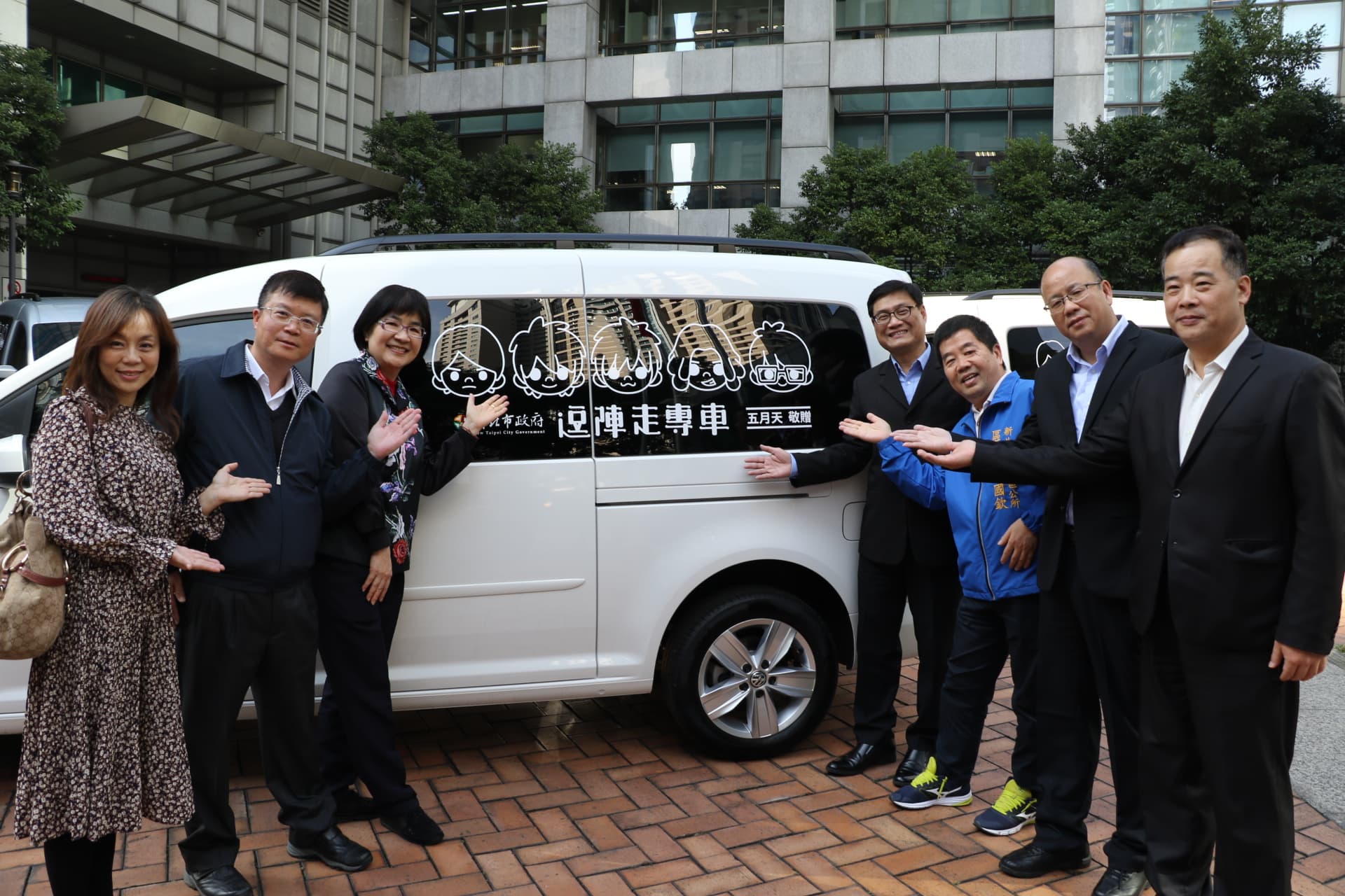 每輛專車的玻璃都有五月天Q版卡通造型(翻攝畫面)
