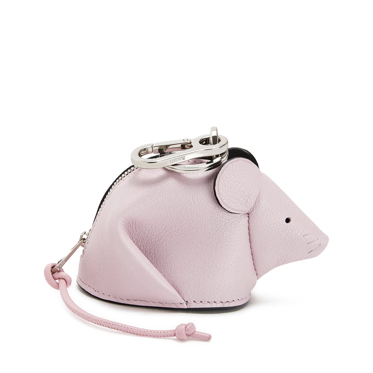 Mouse老鼠造型冰粉色珍珠光澤小牛皮零錢包吊飾。NT$16,000（LOEWE提供）