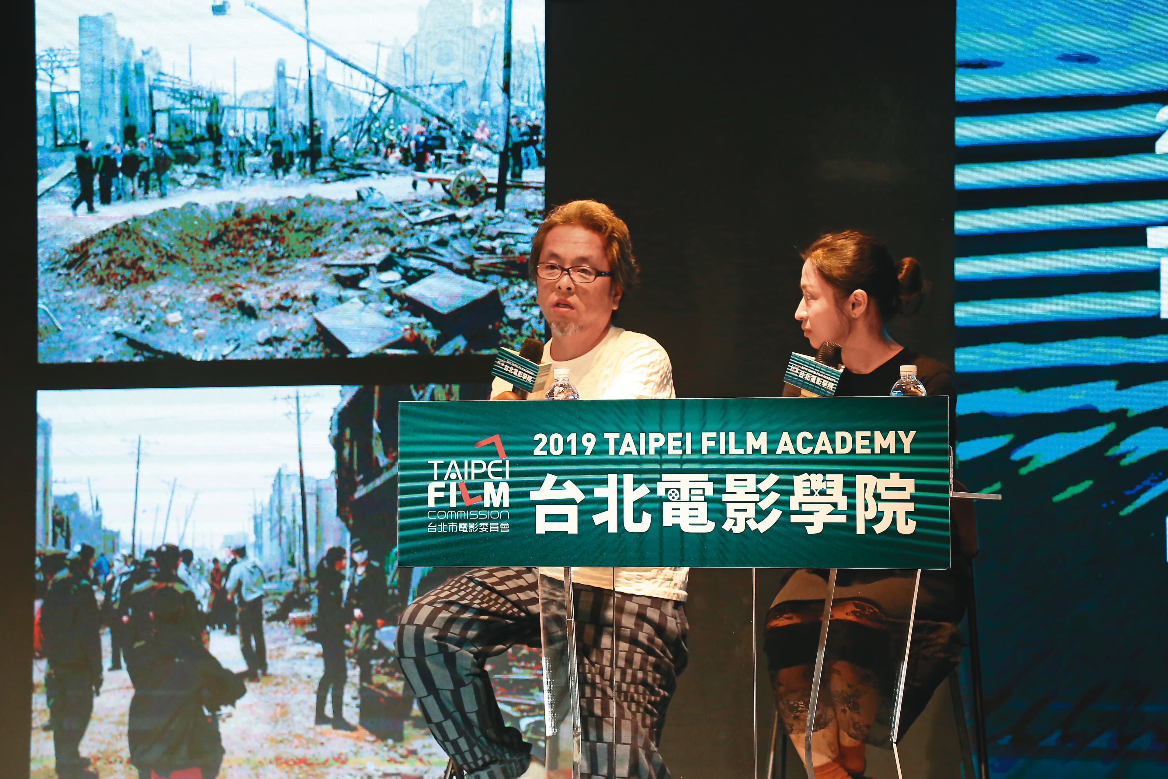 赤塚佳仁（左）日前應台北市影委會邀請擔任「台北電影學院」講座講師，分享從事電影美術的經驗。（台北市影委會提供）