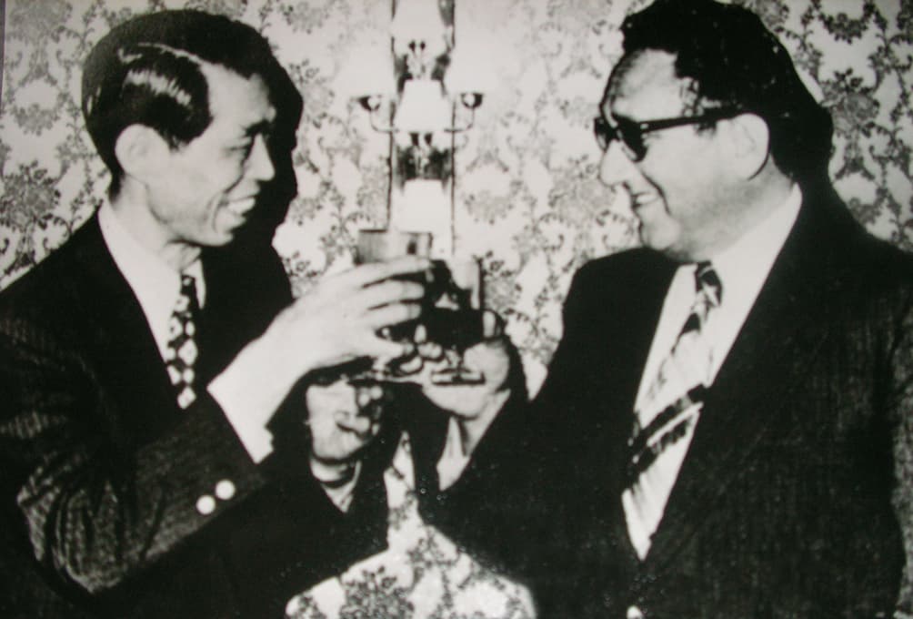 美國前國務卿季辛吉(右)是紐約彭園的常客,嗜吃左宗棠雞,後與彭長貴(左)結為好友。(彭鐵誠提供)