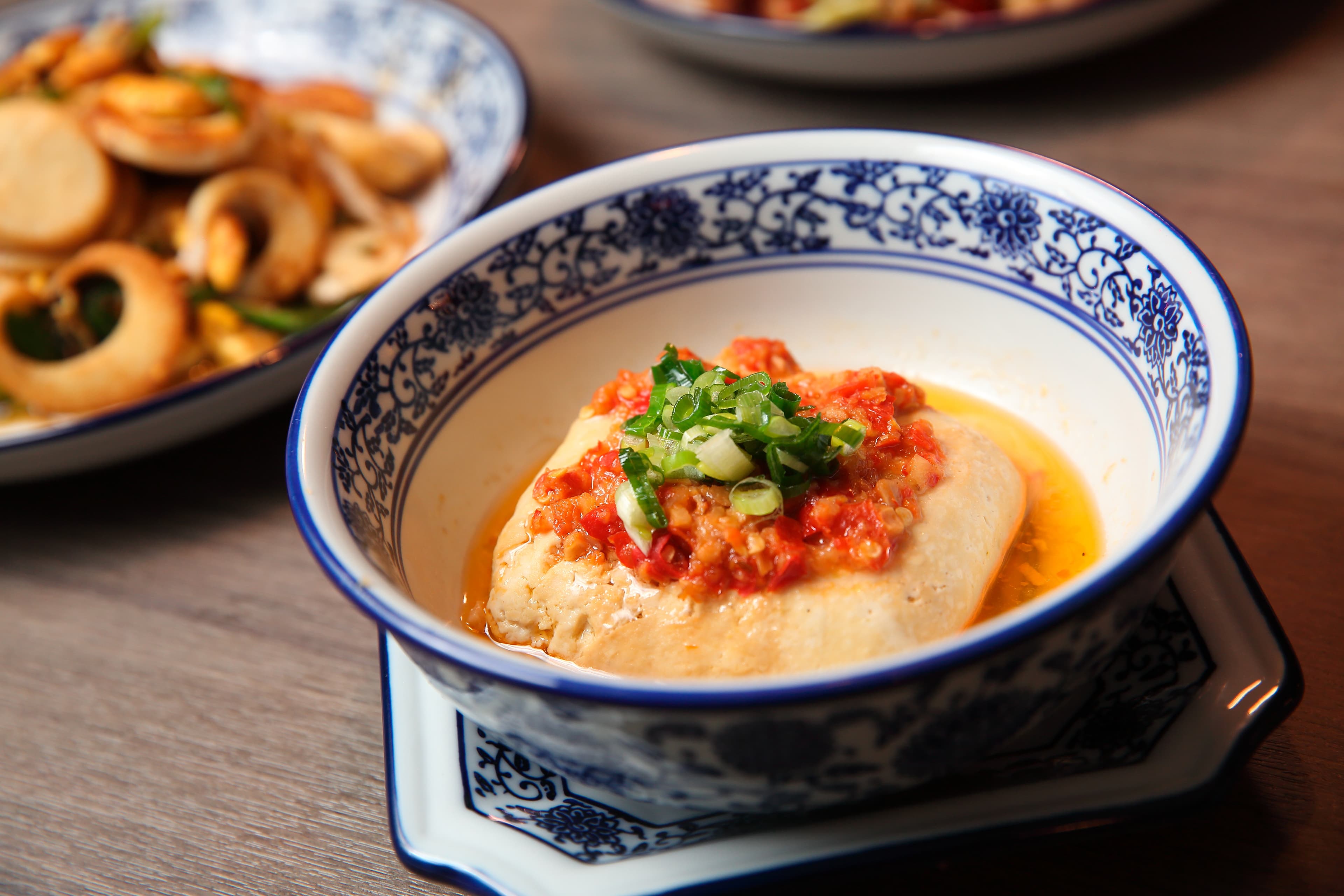 湘八老的剁椒臭豆腐，飽滿多汁、鹹香酸辣。（120元／份）
