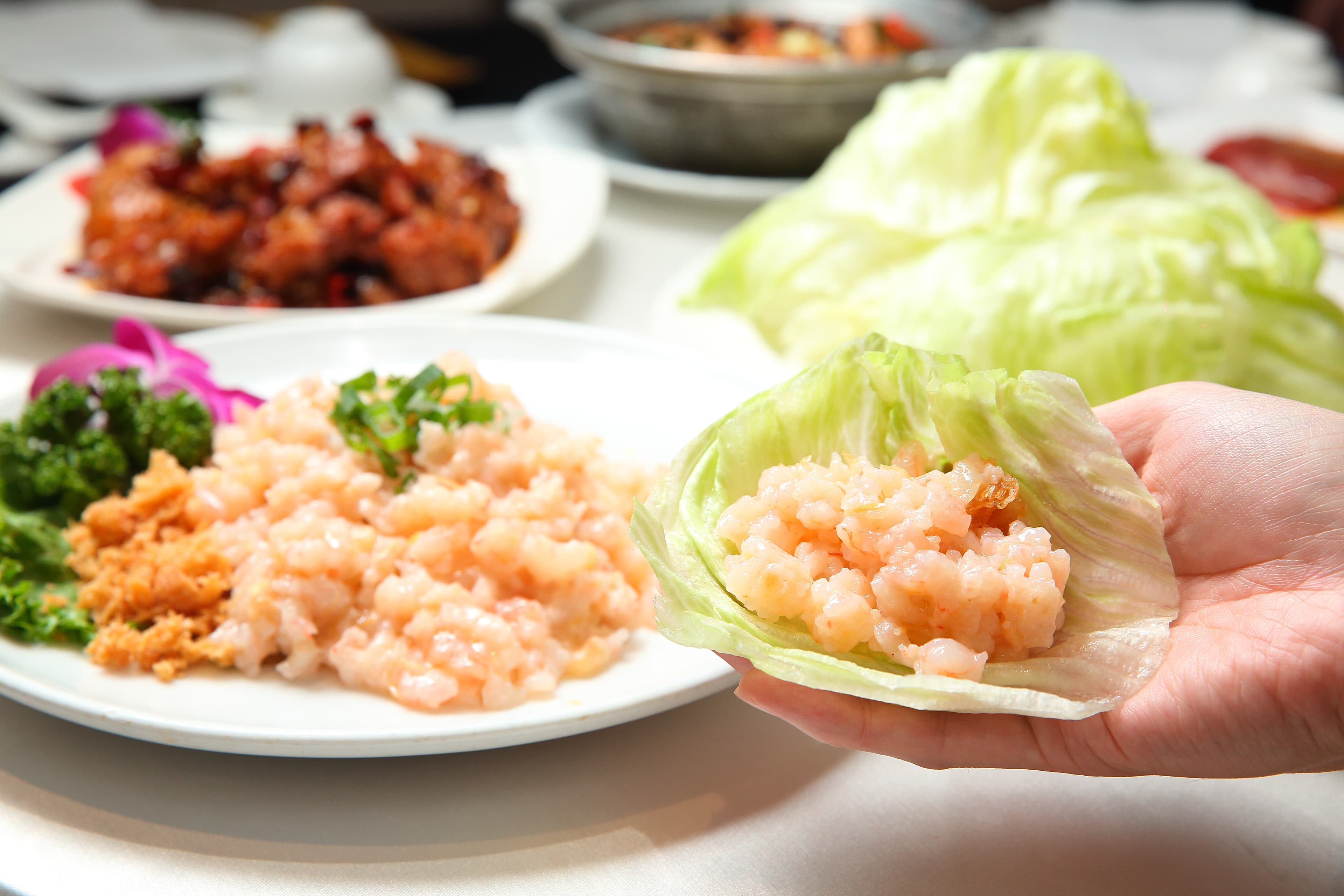 生菜蝦鬆也是彭長貴發明的料理，蝦、洋蔥、荸薺等食材切丁混炒，再拌入切丁油條，用生菜盛裝，嘗來清爽鮮甜。（彭園創始店，560元／6人份）
