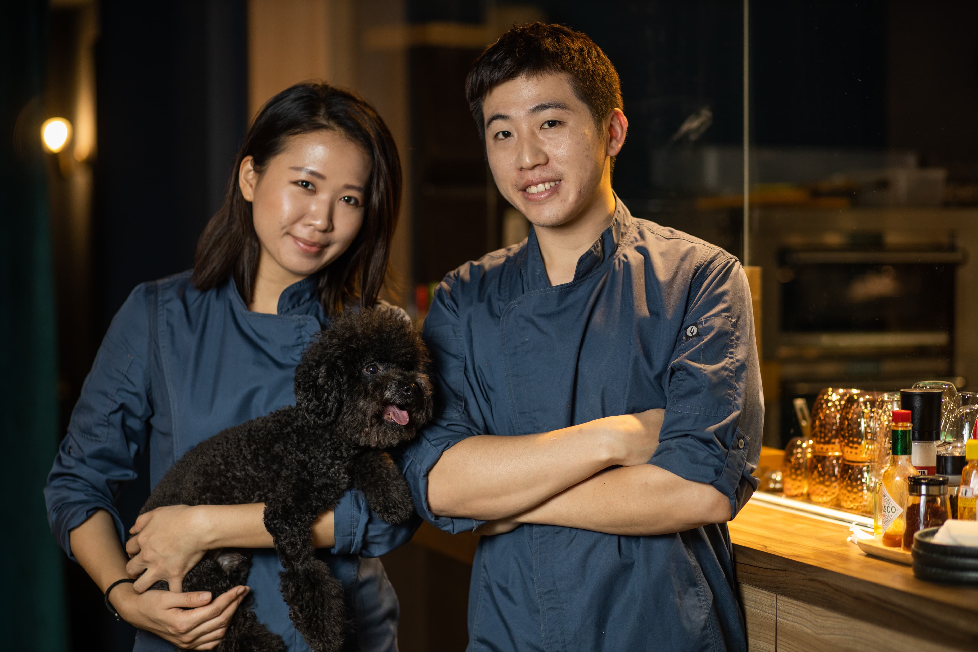 老闆李沛潔(左)、吳榮峰(右)因愛護動物成為Vegan一族,研發讓葷食者也能大快朵頤的時髦蔬食料理。
