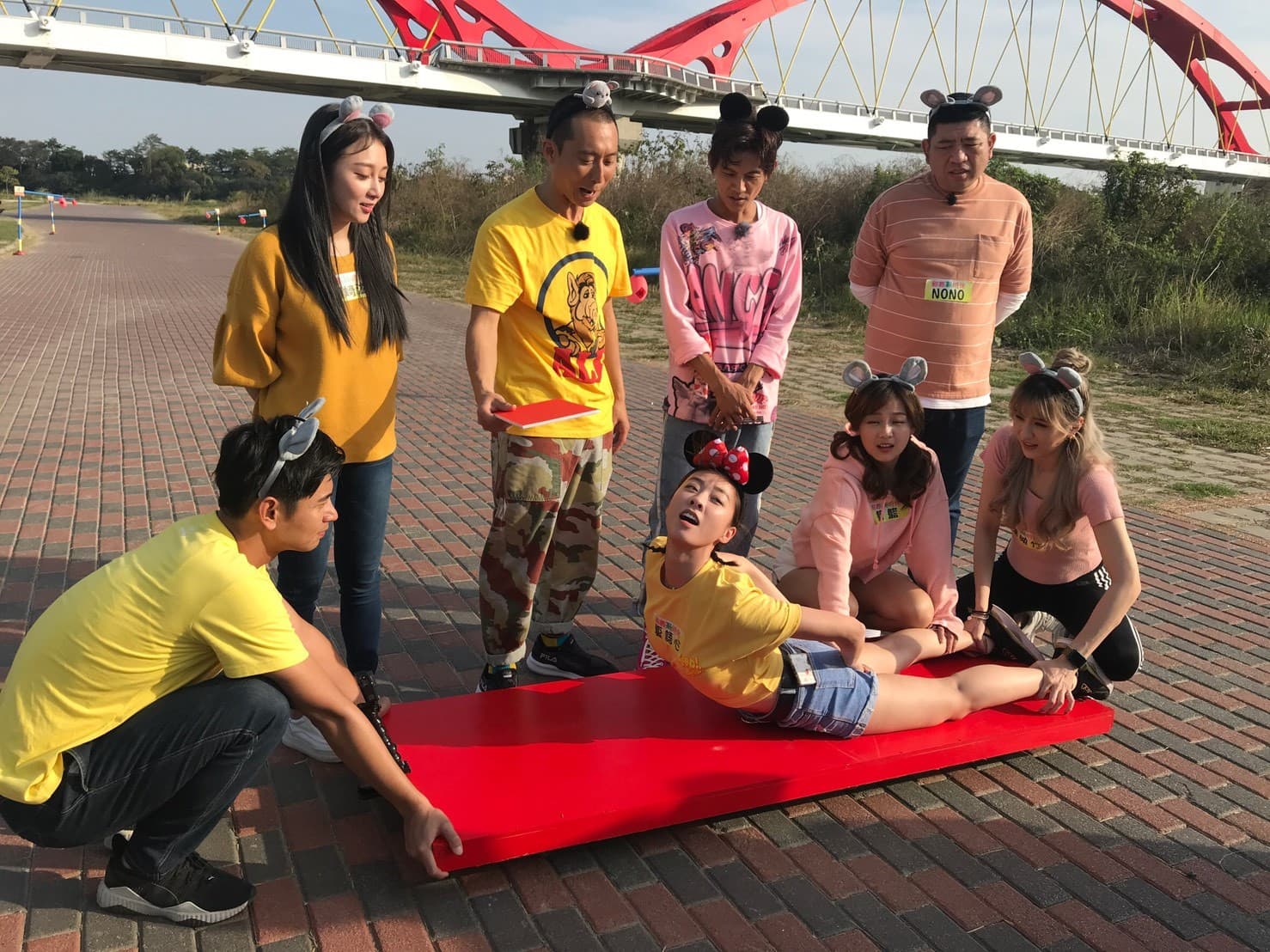 夏語心闖關展現性感好腰力。(圖/民視提供)