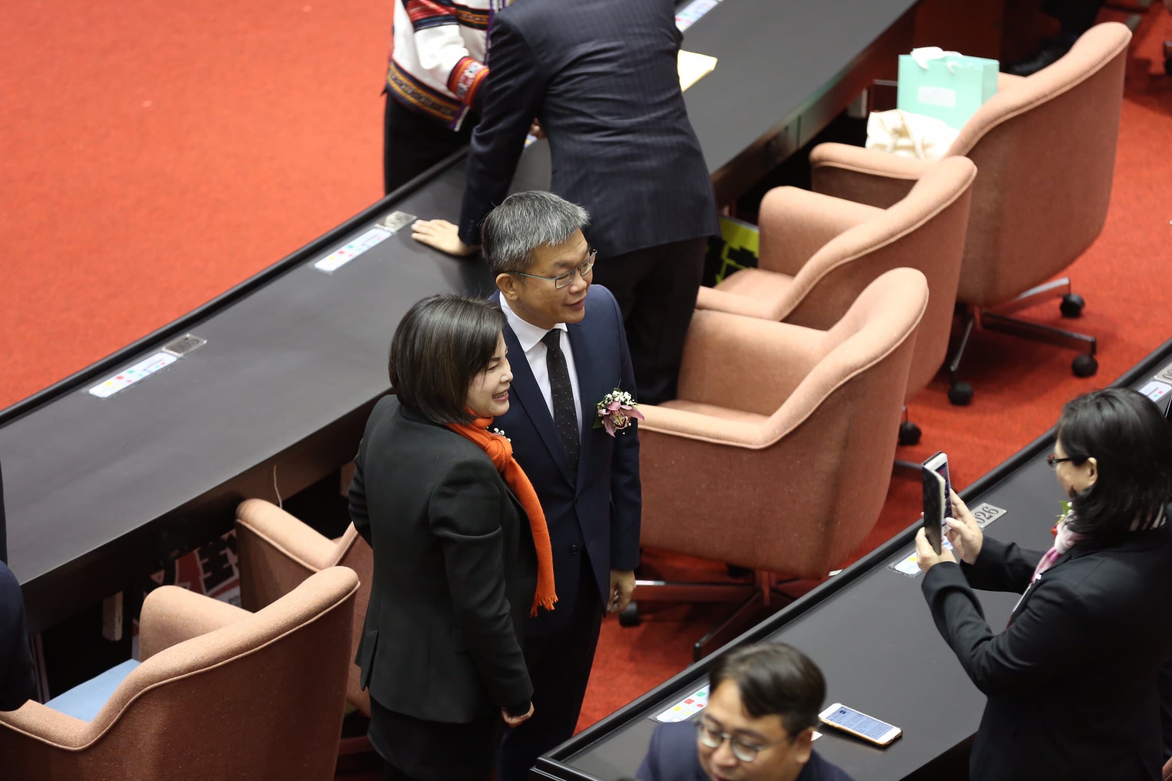 蔡其昌在議場內與同黨新科立委賴惠員合照時,是請民眾黨立委賴香伶幫忙。