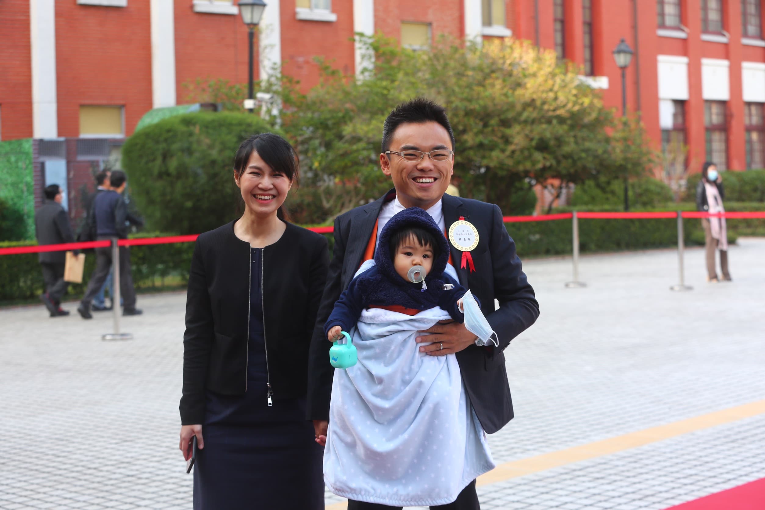 國民黨內最年輕的新科立委洪孟楷,也與妻子及剛滿1歲的女兒到立法院報到。