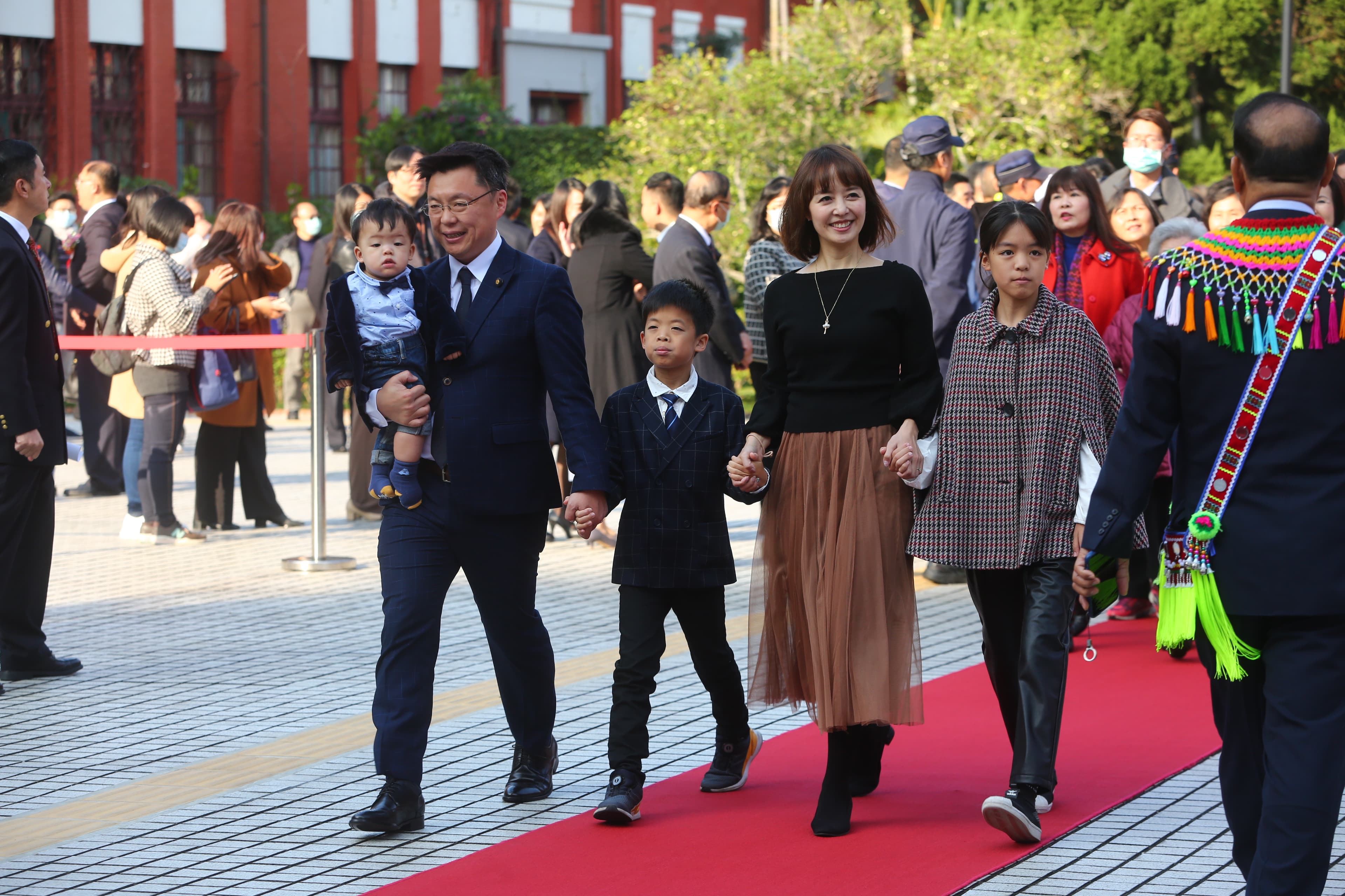 民進黨立委趙天麟一手抱著小孩,帶著妻子登場。