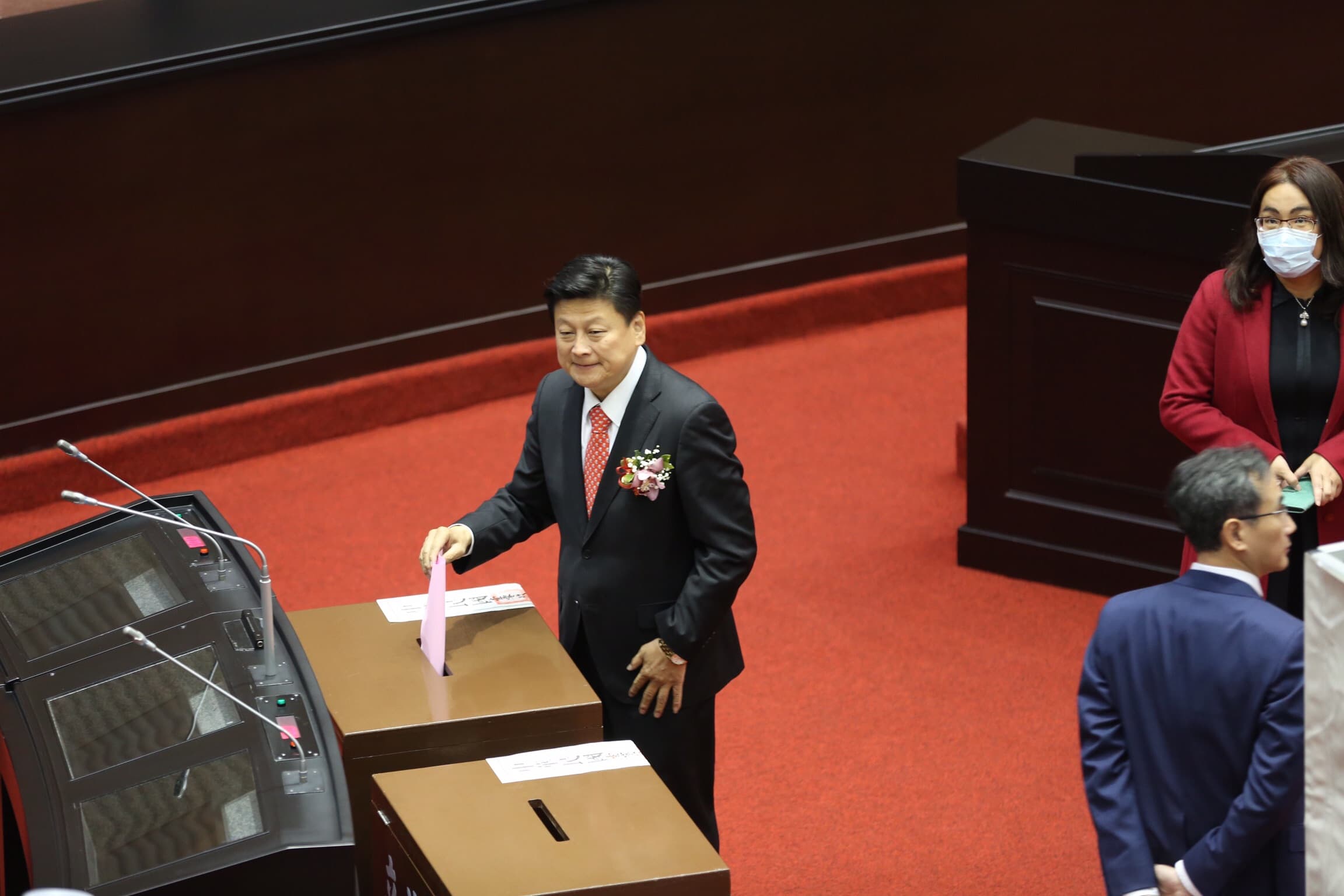 擁有38席立委的國民黨推出資深立委賴士葆角逐院長，獲得無黨籍立委傅崑萁（圖）支持。