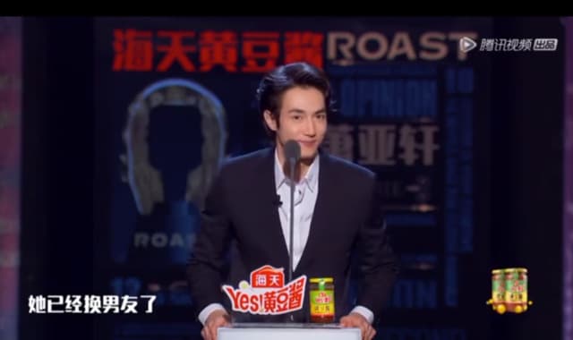 黃皓妙語如珠,逗得台下一陣爆笑。(翻攝傳媒小娛微博影片)