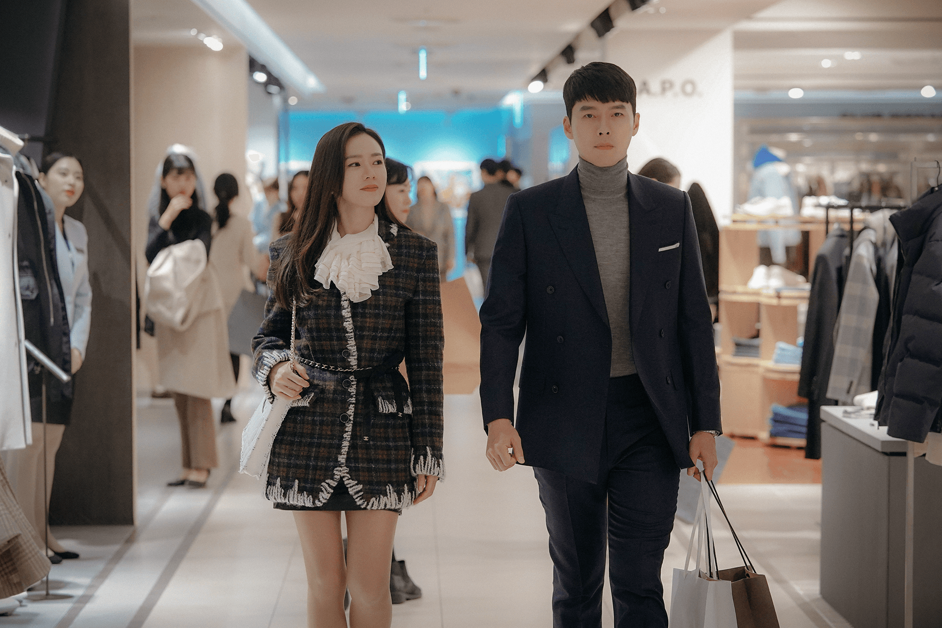 孫藝真返回南韓又成霸氣女CEO，為玄彬治裝、買房查真相砸錢不手軟。（Netflix）
