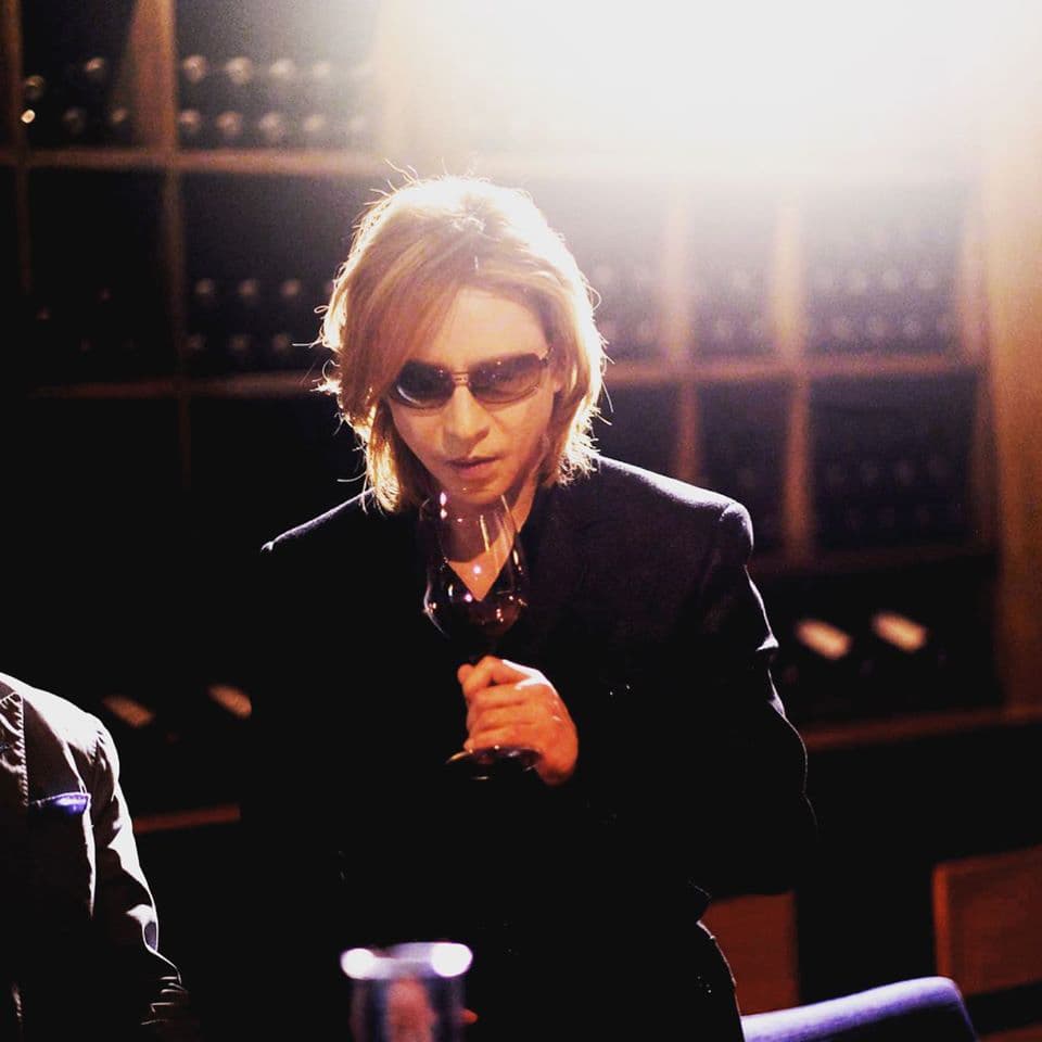 Yoshiki來台灣和成龍吃飯,遭到香港粉絲痛批。(翻攝自Yoshiki臉書)