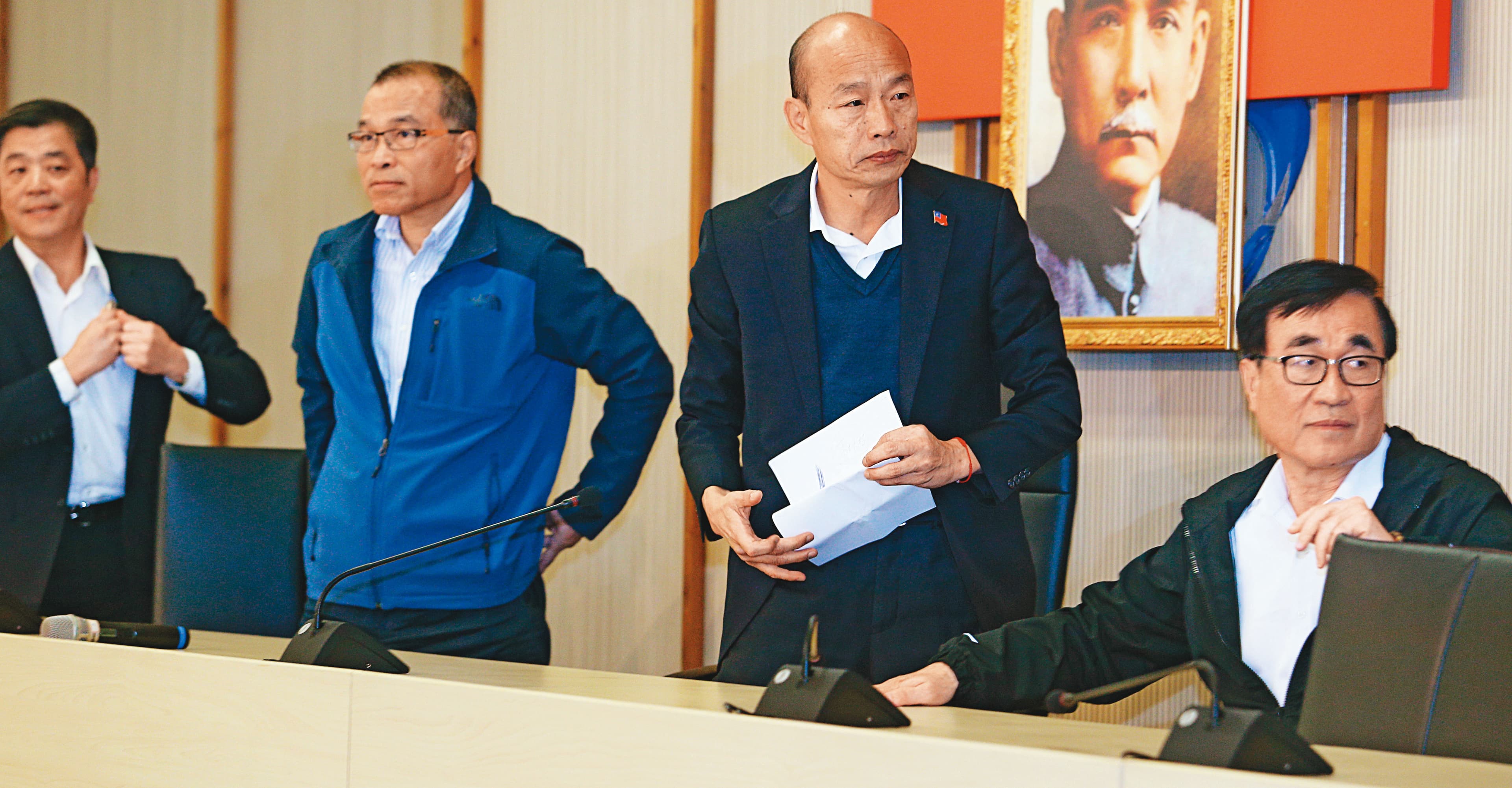 大選失利後,韓國瑜(中)重回市長角色,首場市政會議就下令拚有感施政,企圖為罷韓止血。(聯合知識庫)