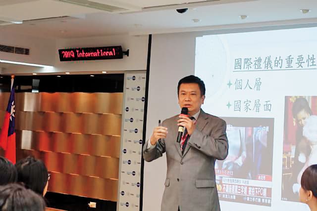 呂志堅目前擔任禮賓處副參事,常代表外交部到校園傳授「國際禮儀」。(翻攝台灣護理學會)