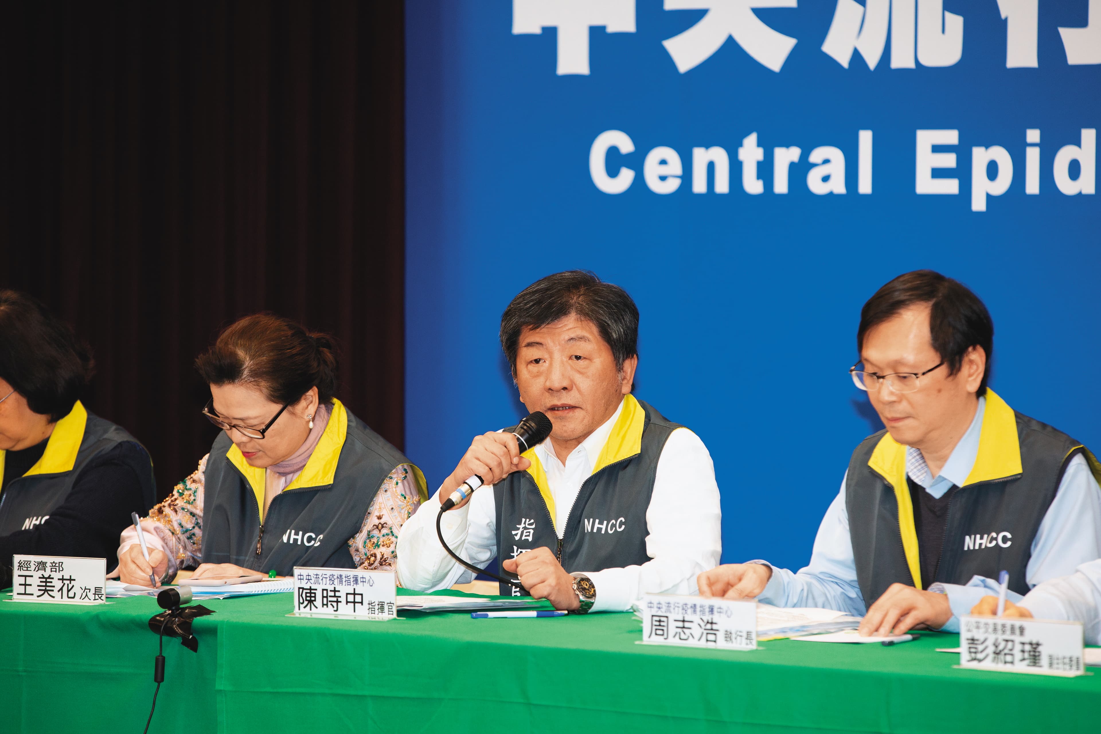 為因應武漢肺炎,中央流行疫情指揮中心從春節連假前,已將疫情等級提升至第二級,由衛生福利部長陳時中(中)擔任指揮官。