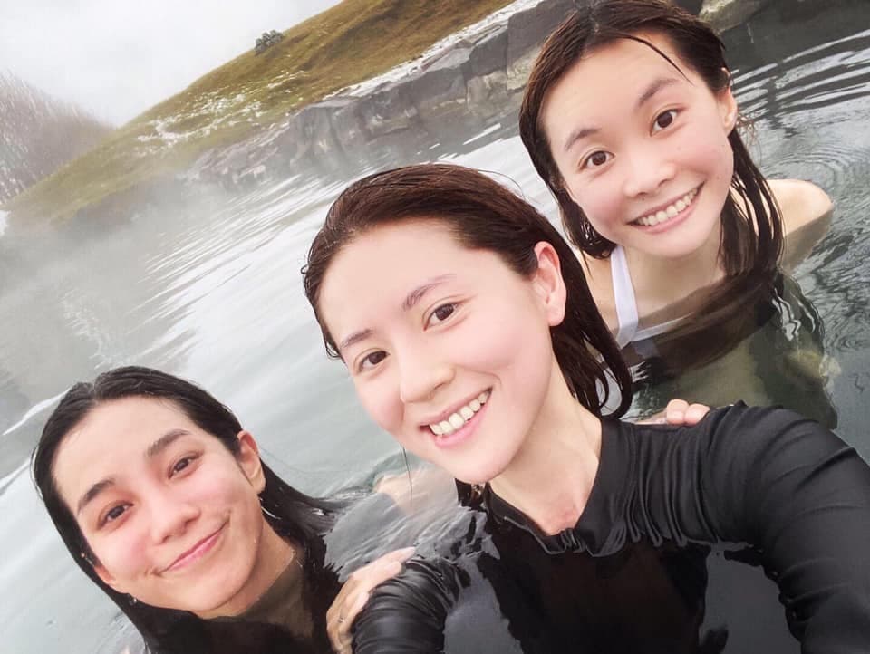 温貞菱(左起)、林予晞、鄭宜農在冰島體驗戶外泡溫泉。(圖/翻攝自鄭宜農臉書)