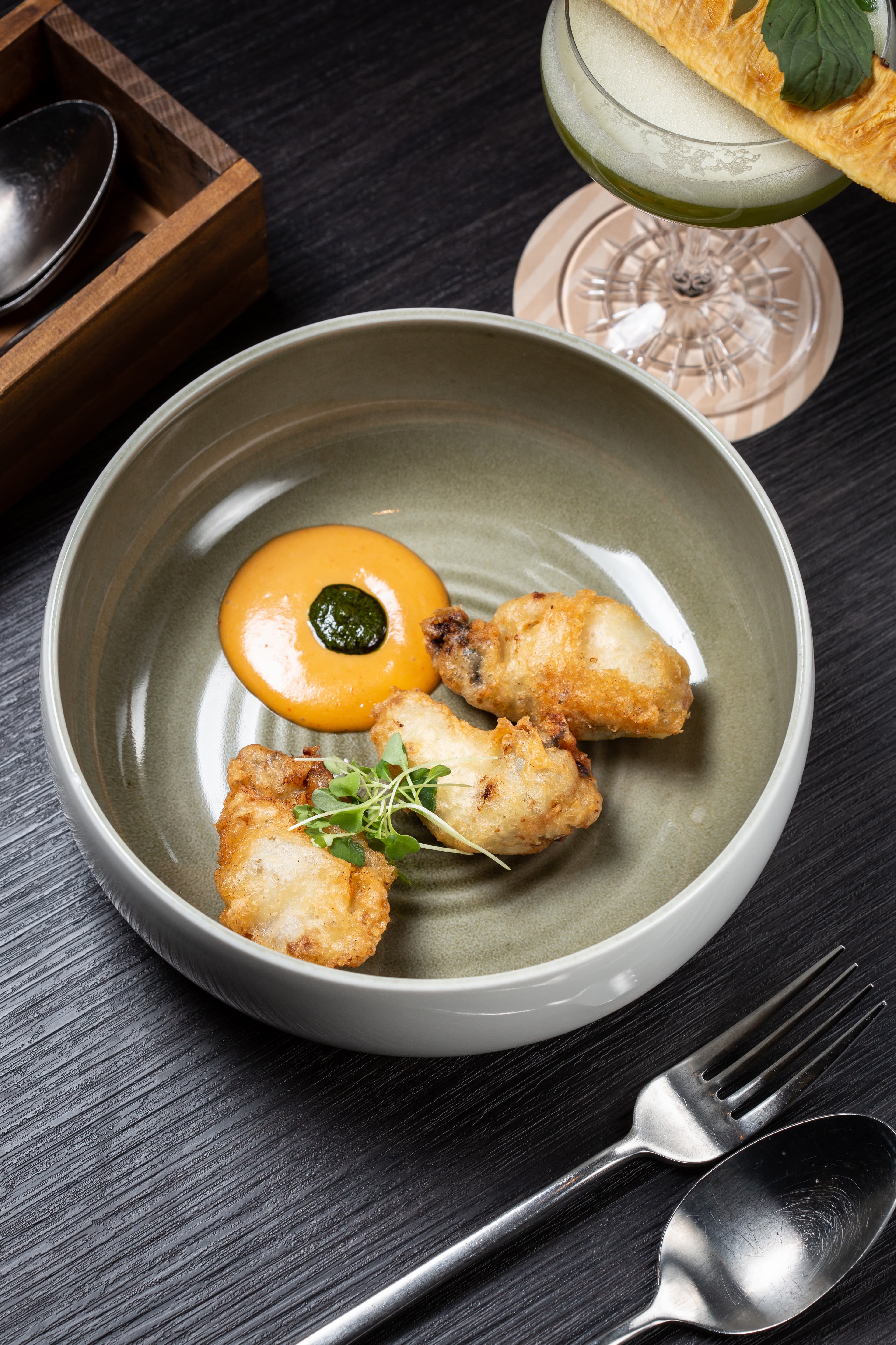 「酥炸牡蠣、三杯醬」佐上酸甜的「Pineapple verde」,很開胃。(480元/份)