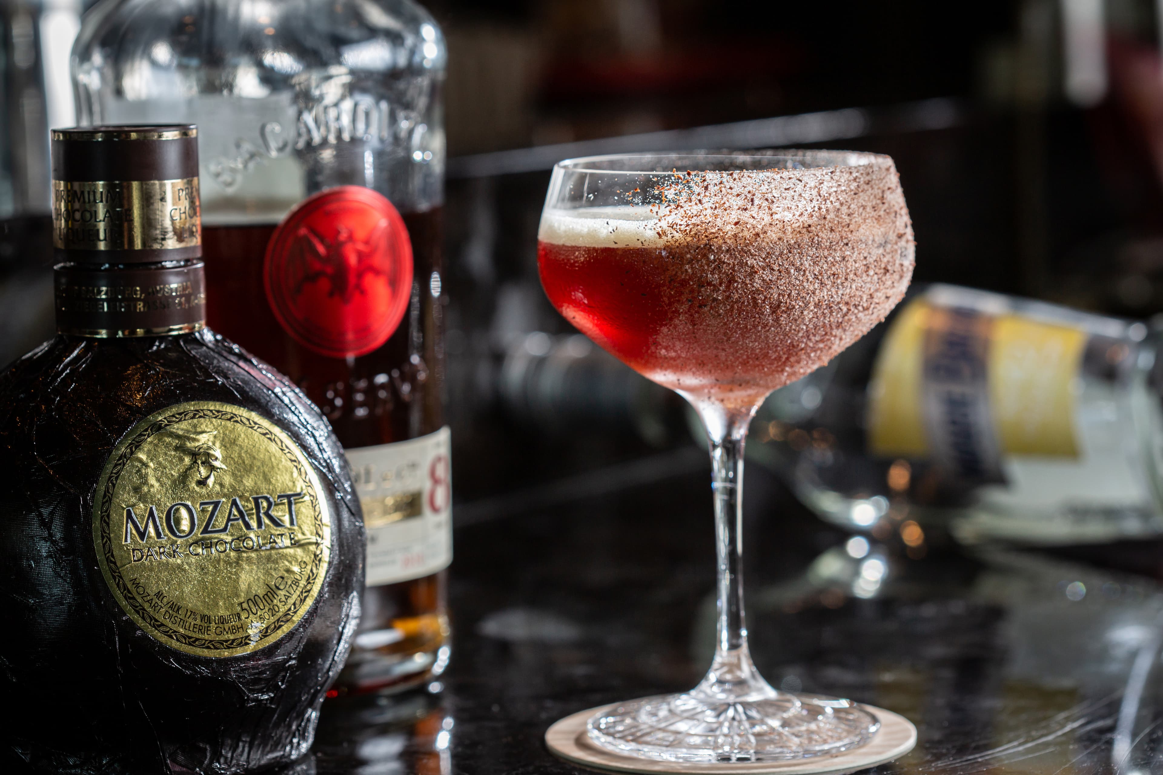 改編經典的「Mulata Daiquiri」,用陳年蘭姆酒呼應可可,看似深沉實則清爽。(350元/杯)