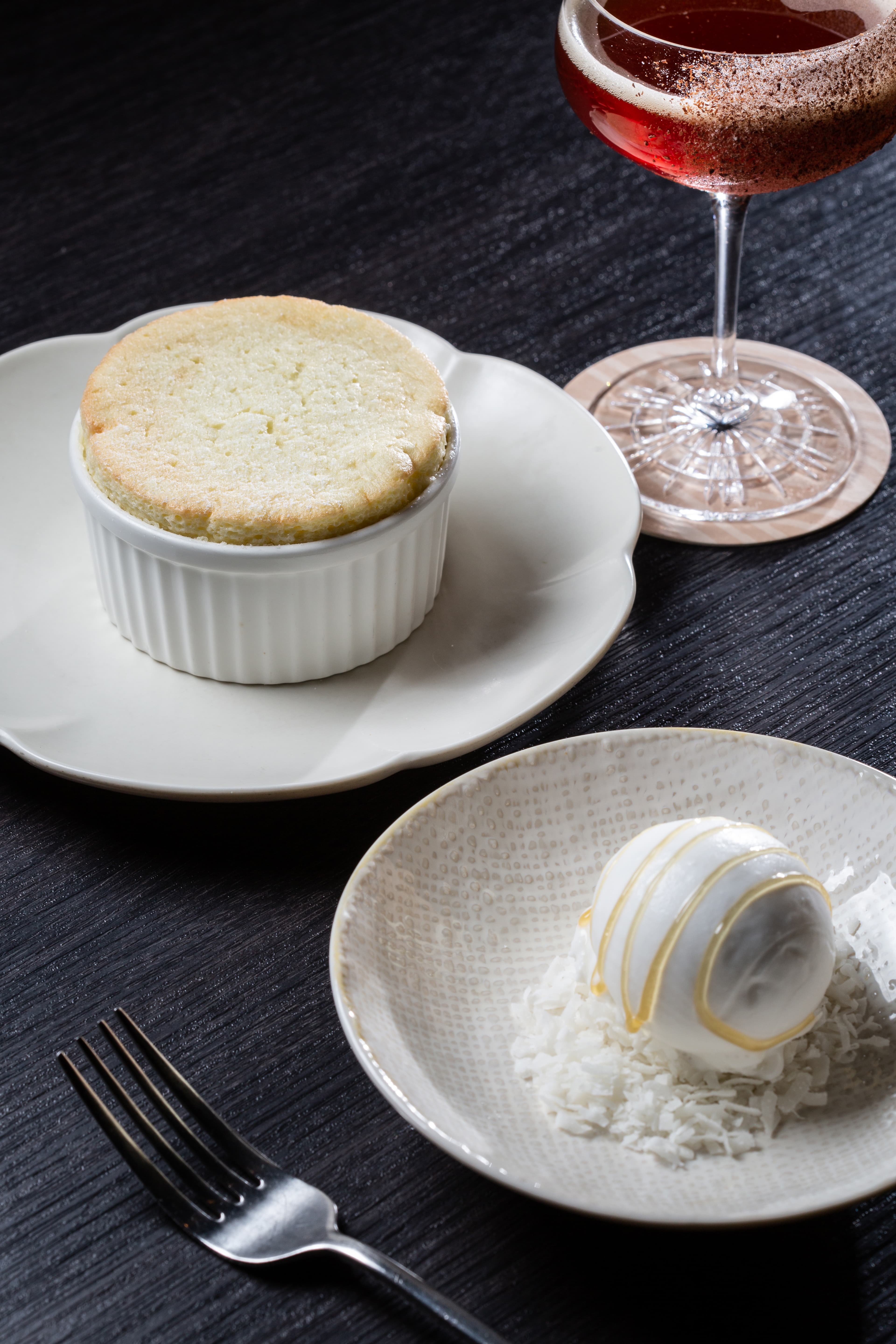 甜點「椰子舒芙蕾、椰子香醋冰淇淋」與「Mulata Daiquiri」是巧妙搭配。(280元/份)