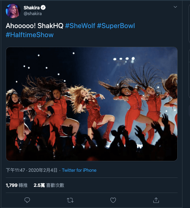 夏奇拉自己也對這身火紅造型愛不釋手。(翻攝夏奇拉官方twitter)