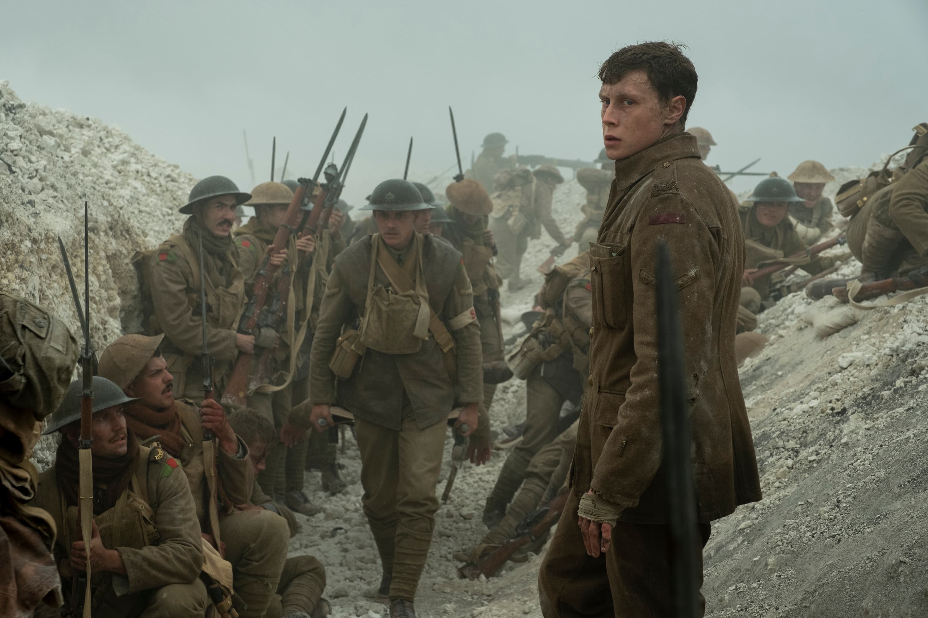 《1917》的鏡頭帶領觀眾,跟著主角跑過整片戰場,把原本可能流於俗套的戰爭題材,達到身歷其境的效果。(UIP提供)