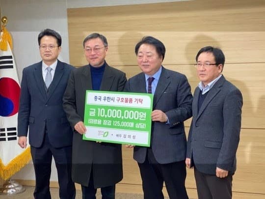 金義聖透過清州市捐贈價值1千萬韓幣的12.5萬個醫療手套,協助武漢抗疫。(翻攝自金義聖臉書)