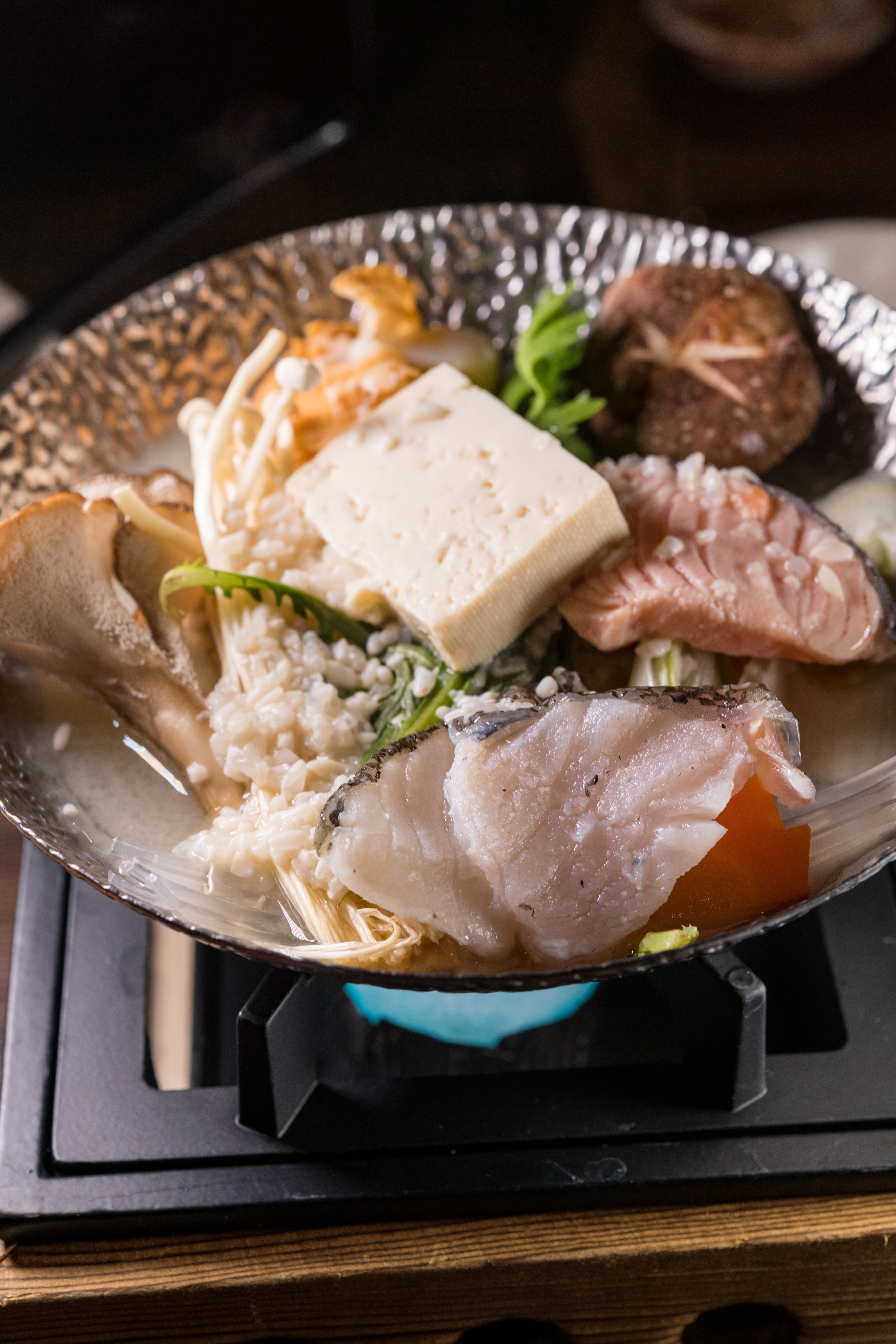 「懷石套餐」的鍋物有加入米釀,讓湯頭變得特別甘美。(8,500日圓套餐菜色,約NT$2,380)