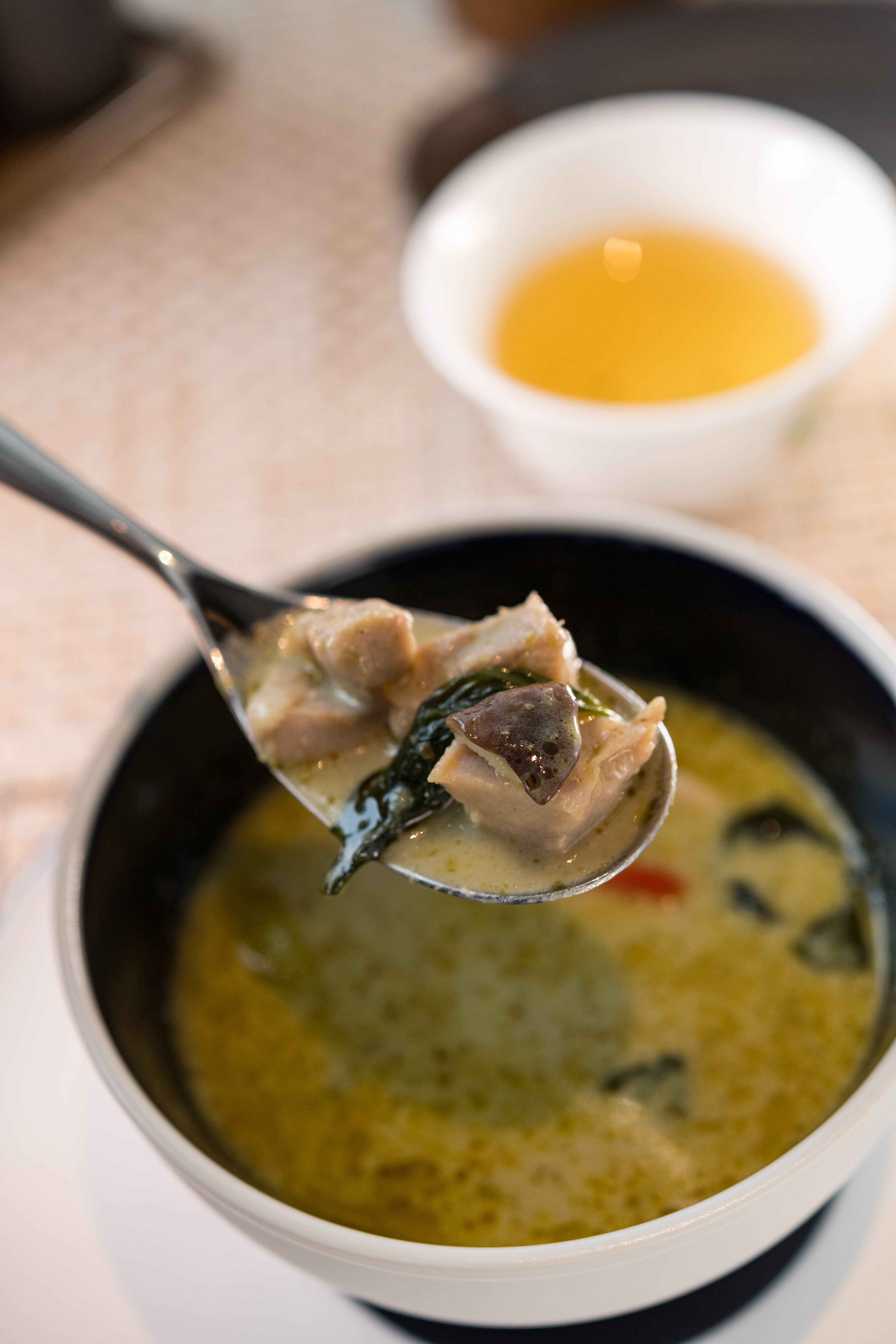 「綠咖哩雞」香料味足又辛辣,配茉莉香米相當下飯。(1,700日圓/份,約NT$476)