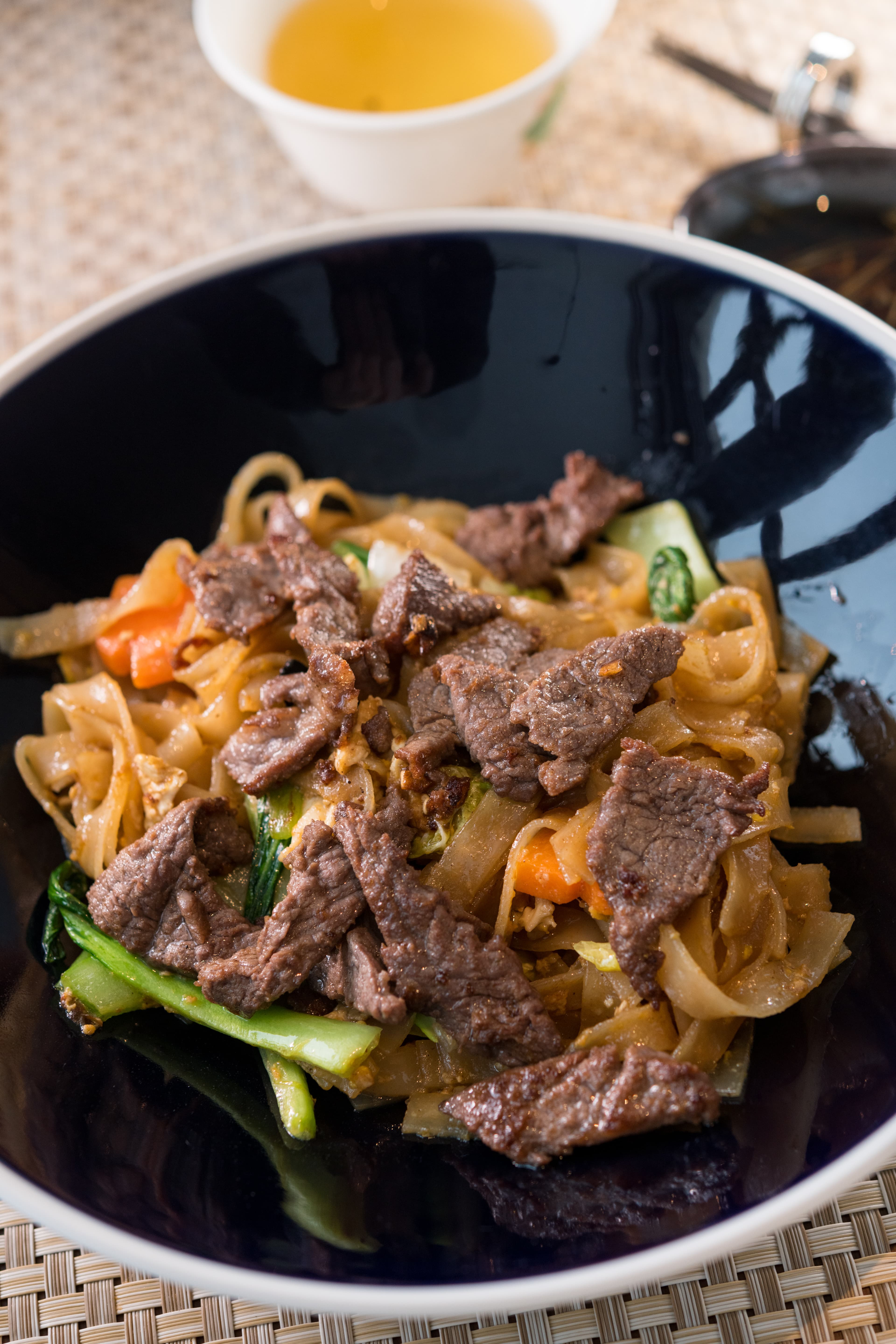 港式的「乾炒牛河」,牛肉片軟嫩,河粉吸滿鹹香微辣的醬汁。(1,600日圓/份,約NT$448)