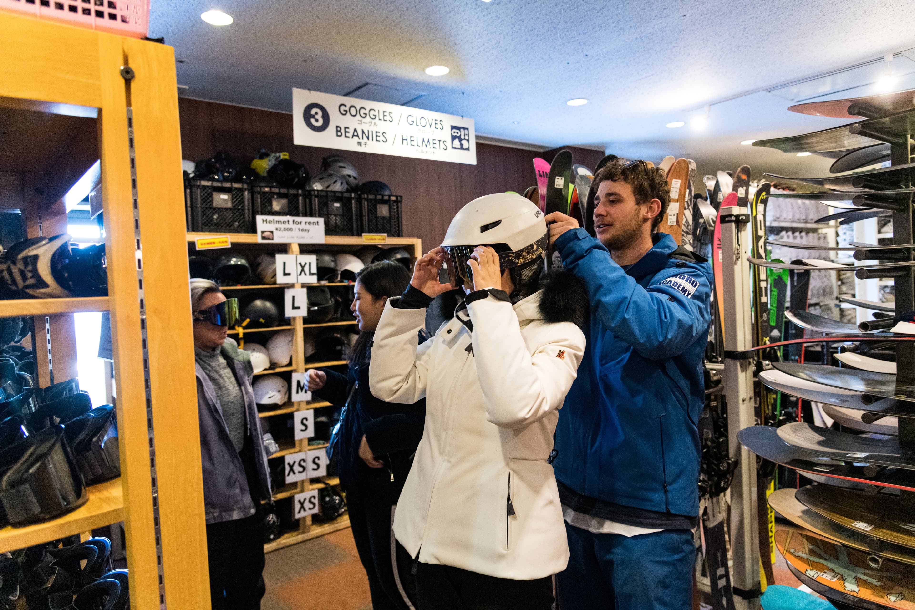 沒有滑雪裝備也沒關係,這裡雪具、雪衣、護具一應俱全。
