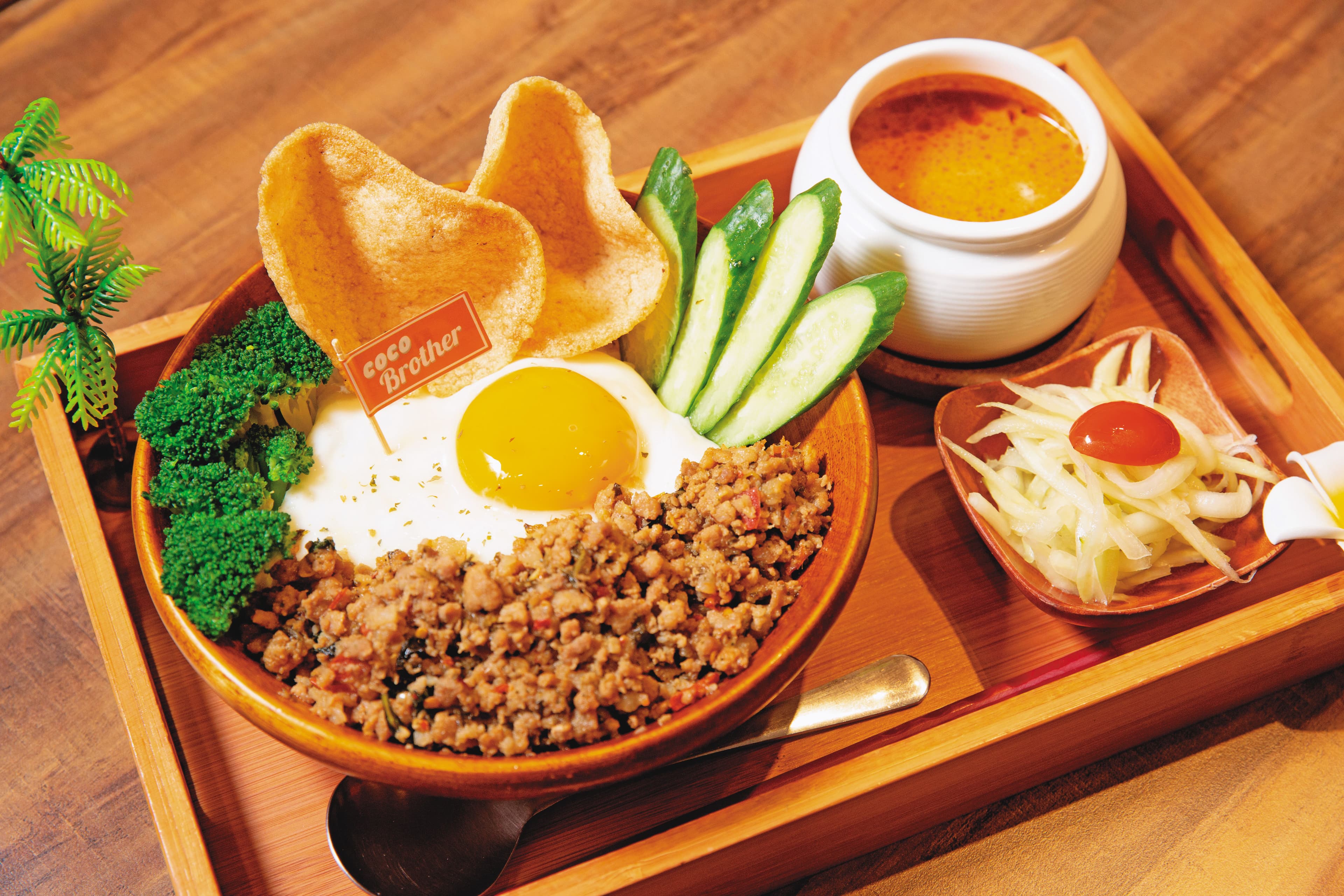 香辣下飯的打拋豬套餐,深受上班族喜愛。(220元/份)
