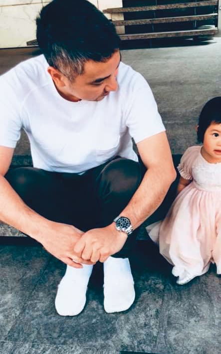 詹仁雄的女兒滿3歲,這個當爹的他,很明顯父愛滿溢。(翻攝自詹仁雄臉書粉絲專頁)